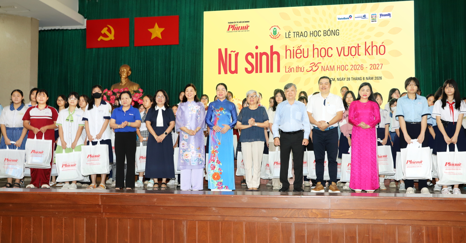 Lãnh đạo Hội LHPN TPHCM, Ban Biên tập Báo Phụ nữ TPHCM và các nhà tài trợ trao học bổng cho các nữ sinh hiếu học vượt khó - ẢNH: PHÙNG HUY