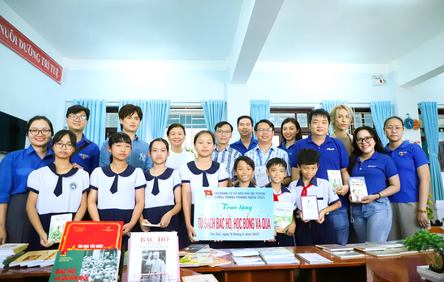 Báo Phụ nữ TPHCM  và các nhà hảo tâm trao tặng  “Tủ sách Bác Hồ” cho học sinh  xã đảo Thạnh An, TPHCM năm 2025 