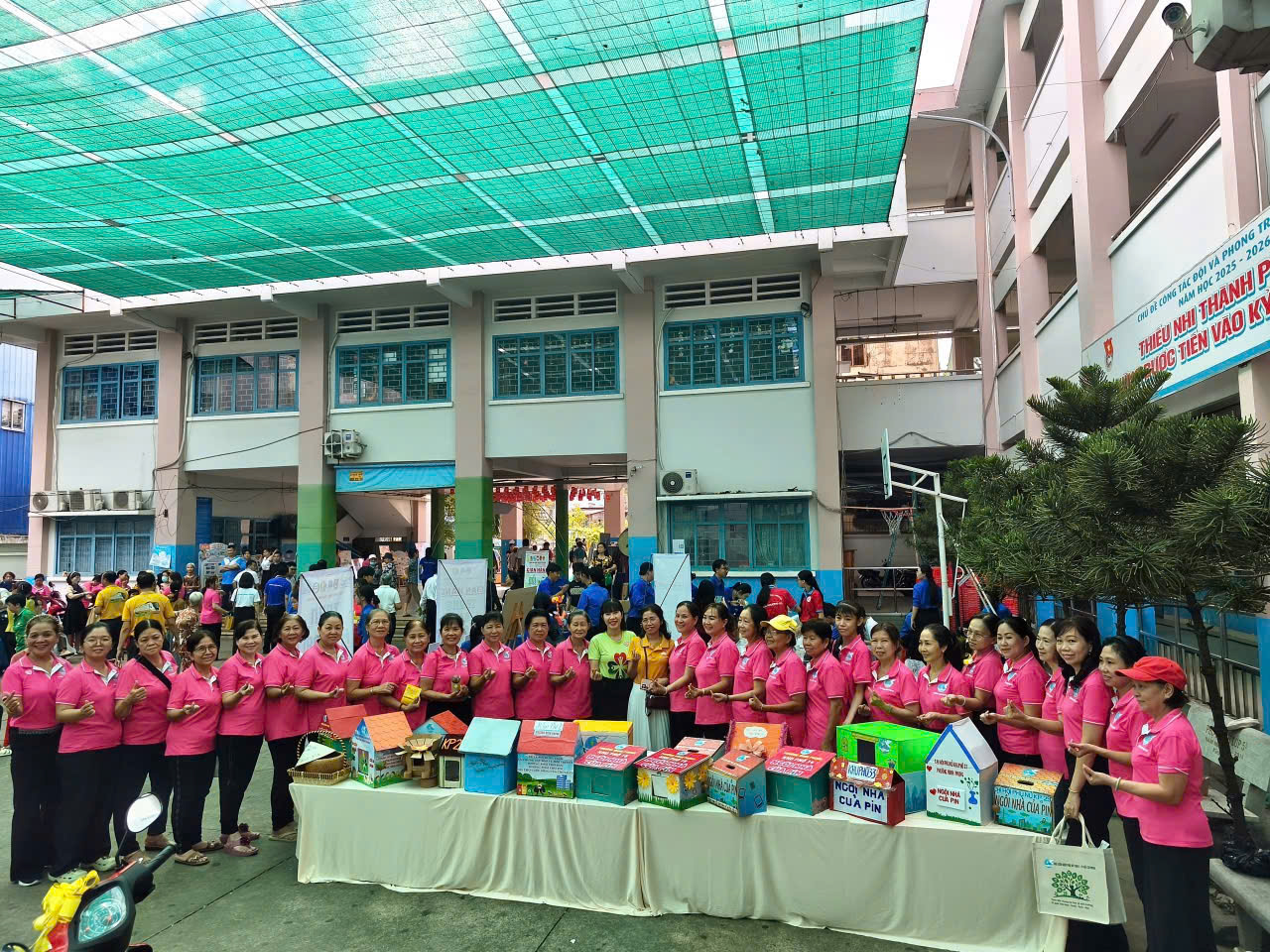 Cùng ngày, Hội LHPN phường Minh Phụng phối hợp cùng các đơn vị tổ chức chuỗi hoạt động sôi nổi, thiết thực chào mừng 50 năm Thành Phố Sài Gòn - Gia Định mang tên Chủ tịch Hồ Chí Minh, đã tổ chức công trình Bếp ấm Minh Phụng, trao tặng phương tiện sinh kế, hỗ trợ gạo hàng tháng, tặng gói khám sức khỏe, cắt tóc 0 đồng, tổ chức mô hình Nhà của pin – đổi pin nhận cây xanh….