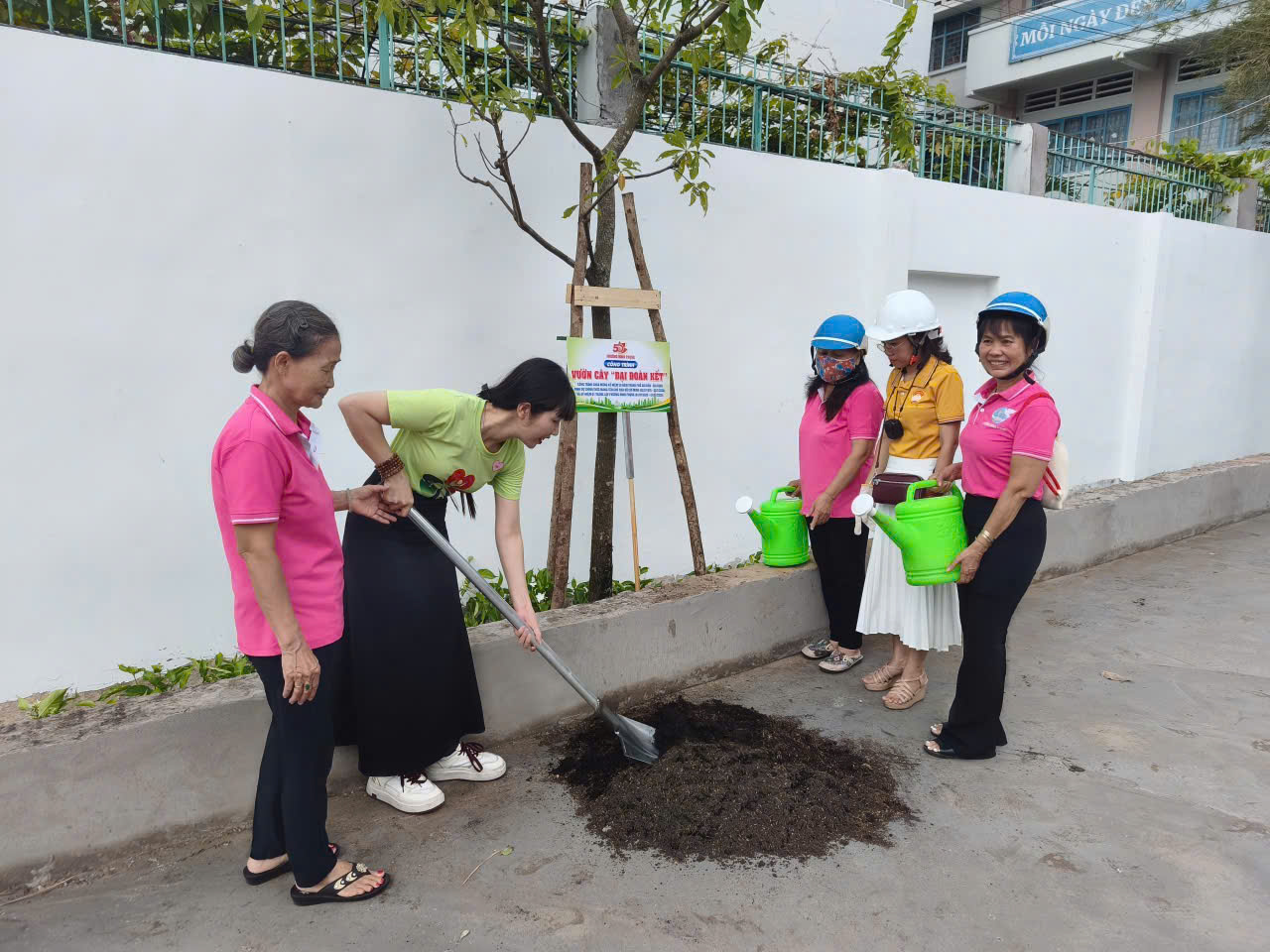 Cán bộ, hội viên, phụ nữ phường Minh Phụng tham gia trồng cây xanh 