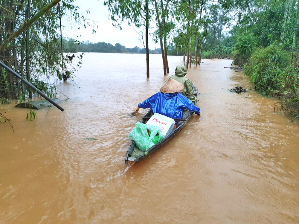 Lãnh đạo Hội LHPN tỉnh Quảng Trị và phóng viên Báo Phụ nữ TPHCM bơi xuồng vào cứu trợ người dân bị lũ cô lập trong đợt mưa lũ ở miền Trung năm 2020