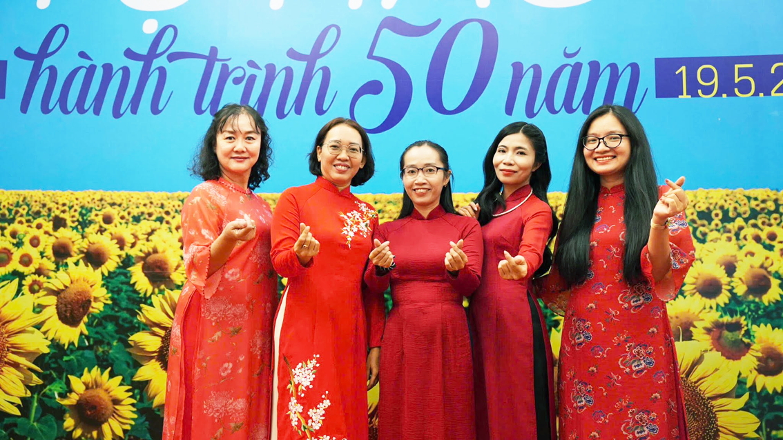 Từ trái sang: các nhà báo: Thảo Vân, Hương Nhu, Ngọc Tuyết, Tiểu Quyên, Diễm Mi thuộc Ban Văn hóa - Văn nghệ Báo Phụ nữ TPHCM 