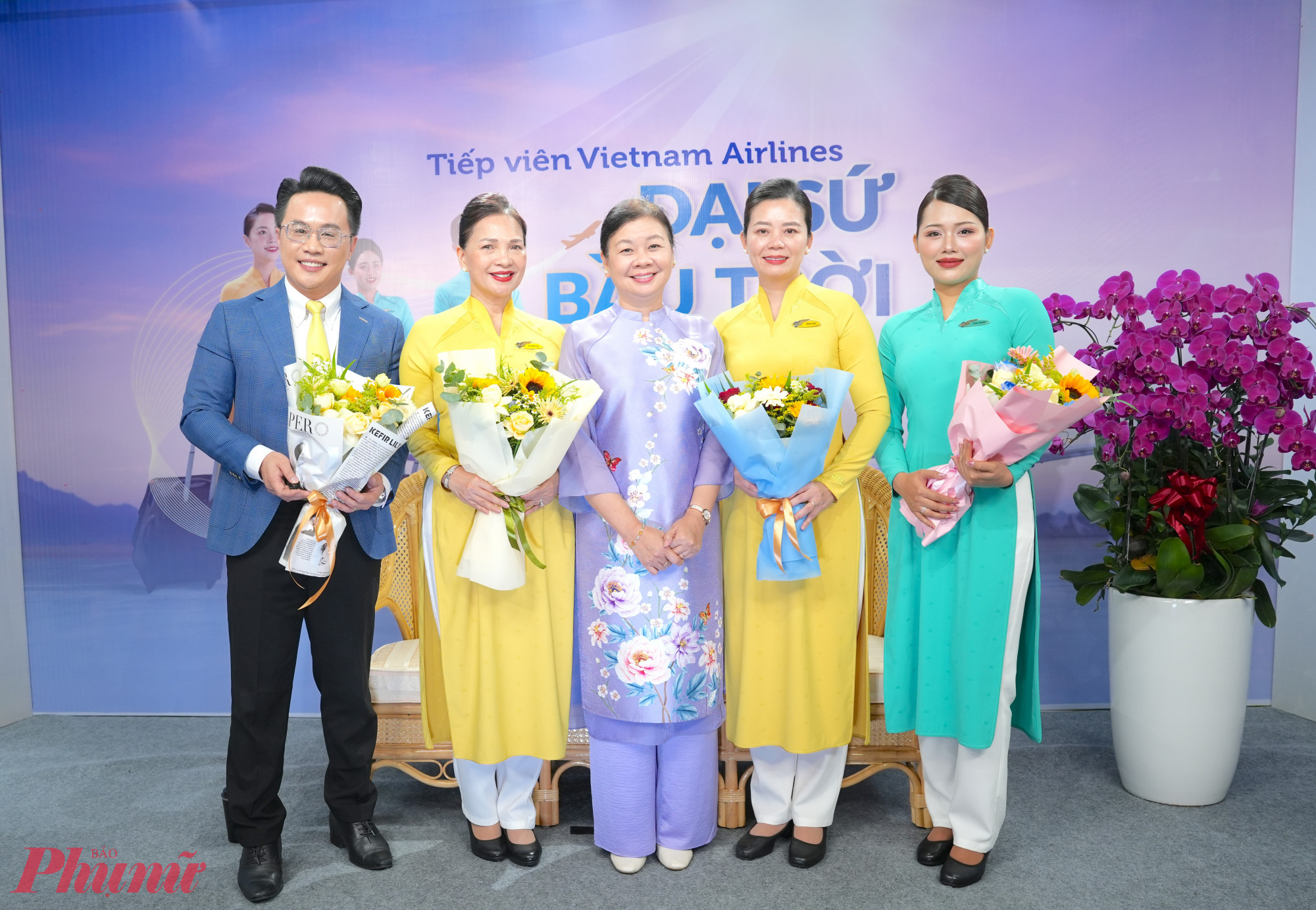Bà Lý Việt Trung - Tổng biên tập Báo Phụ Nữ TPHCM trao quà cho các nữ sinh vươn lên vượt khó học giỏi