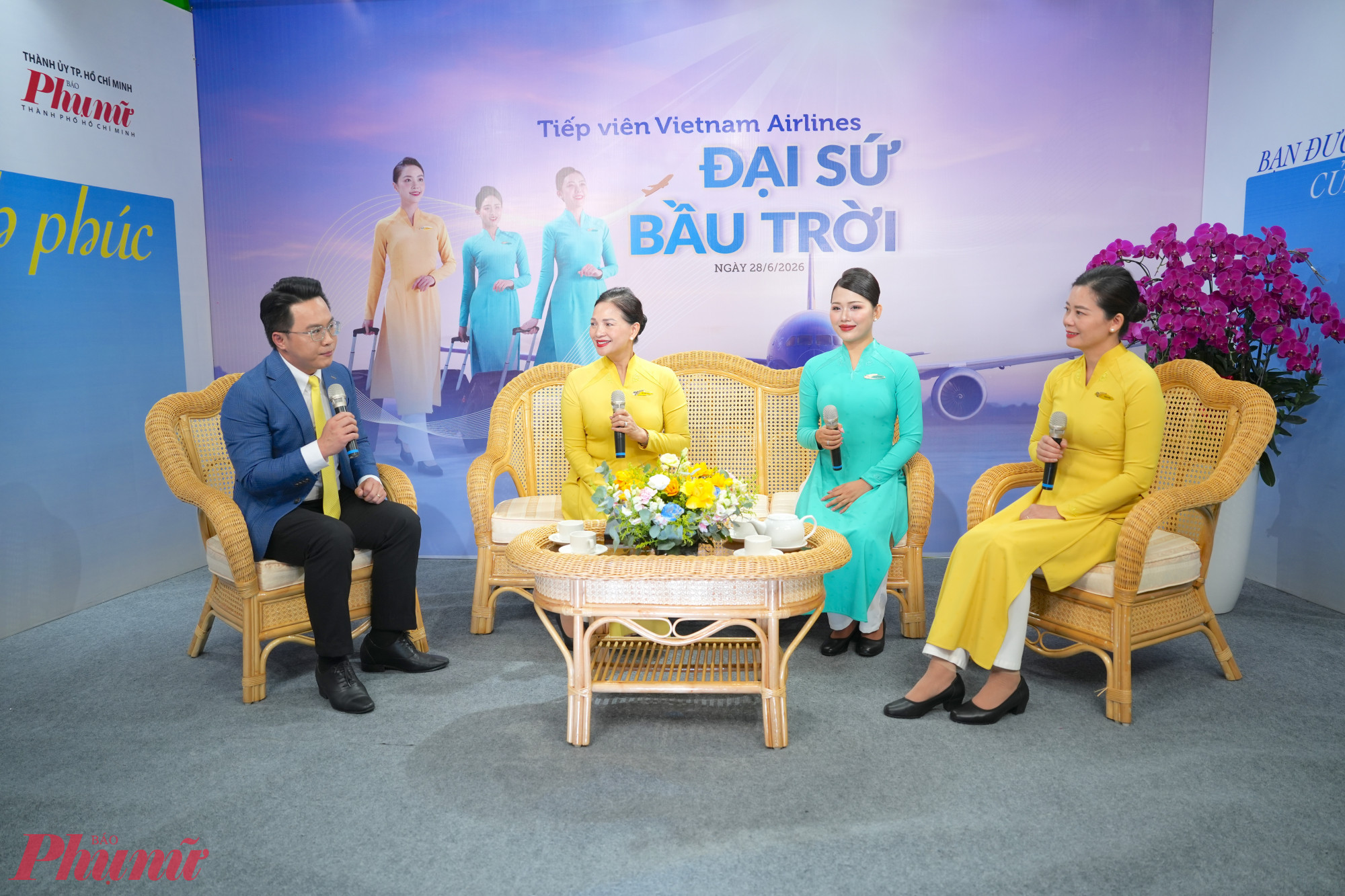MC Tấn Tài giao lưu cùng các khách mời (từ trái qua) chị Vũ Thị Kim Cúc, chị Phạm Minh Hiền và chị 