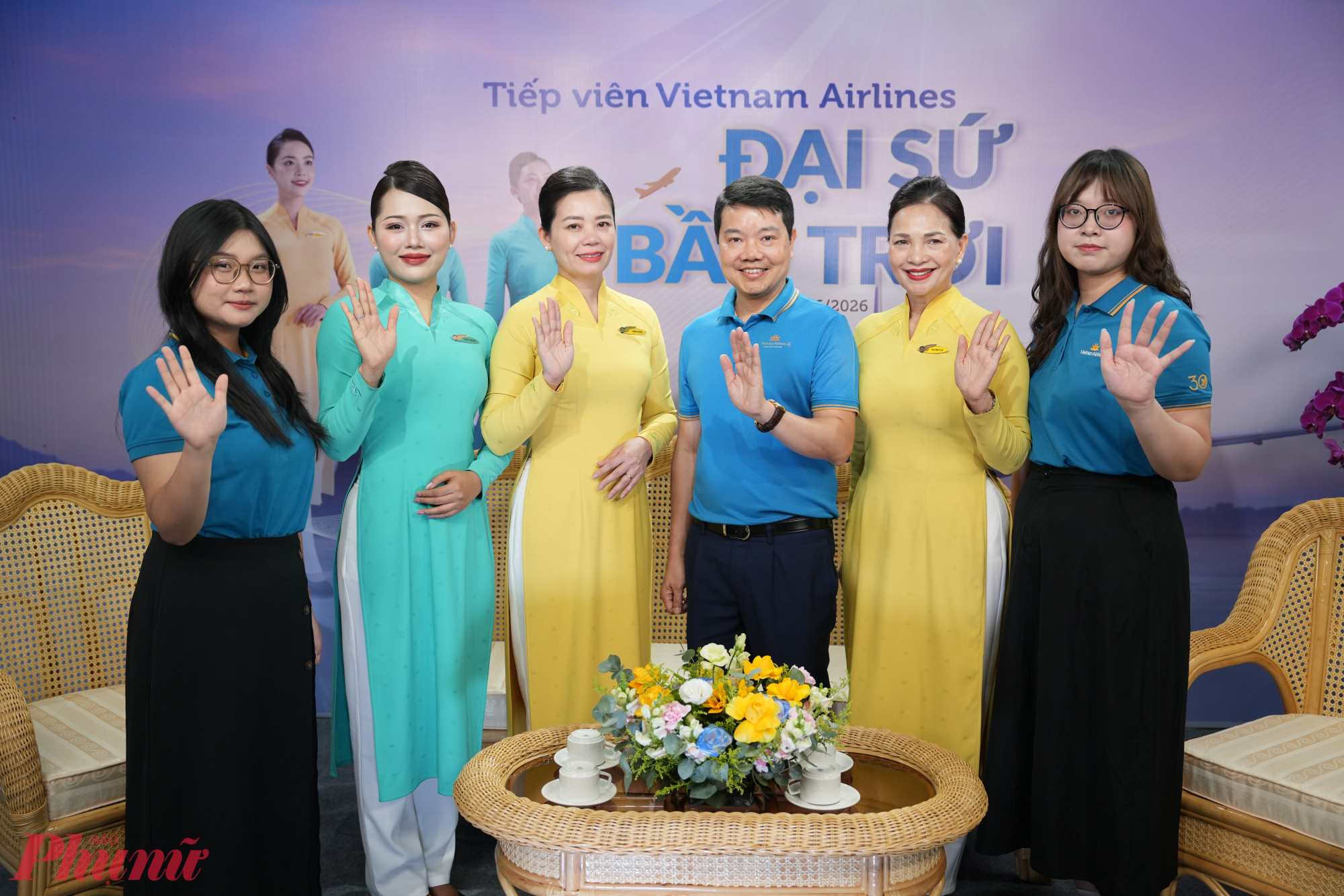Đoàn khách mời từ Hãng hàng không quốc gia Việt Nam đến buổi talkshow
