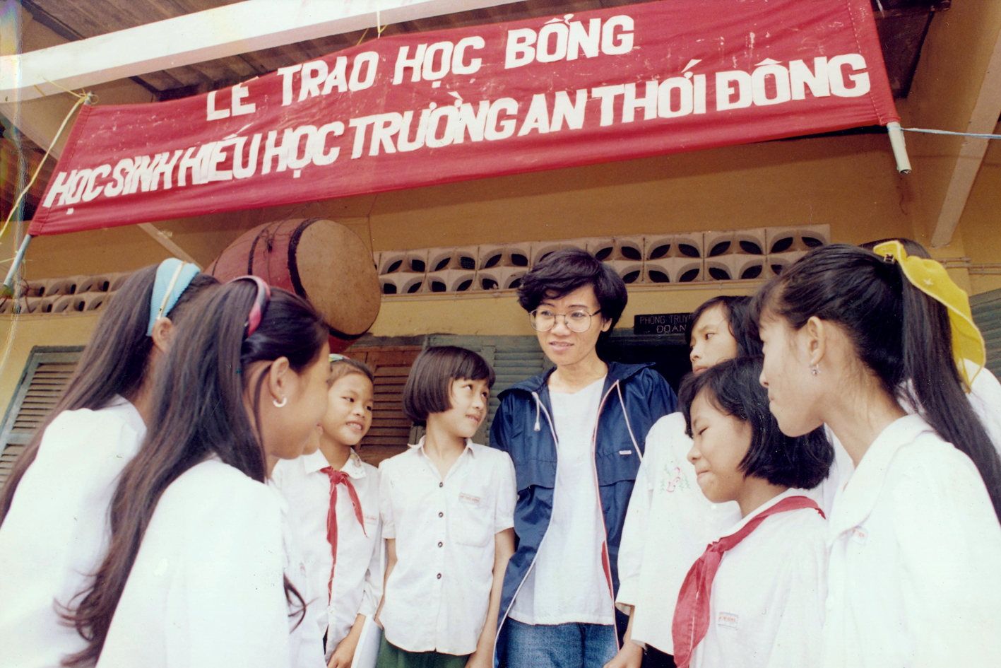 Bà Nguyễn Thế Thanh (đứng giữa) trò chuyện, động viên các nữ sinh trong lễ trao học bổng “Nữ sinh hiếu học vượt khó” lần thứ nhất, năm 1991 - ẢNH: PHÙNG HUY