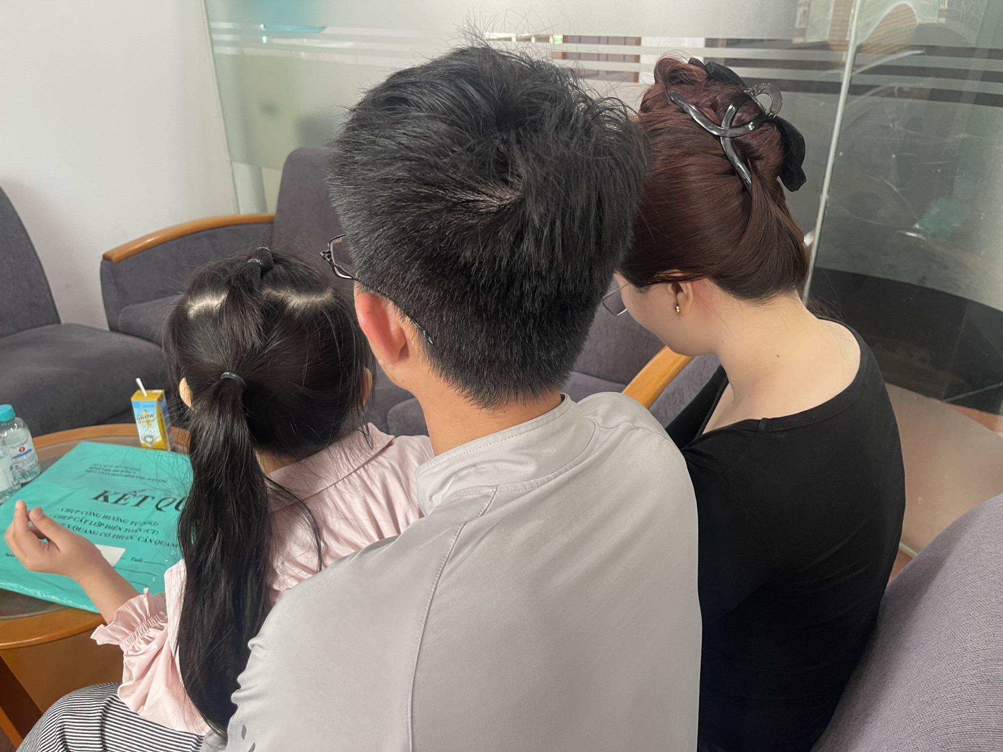 Bé A.N. cùng ba mẹ gõ cửa Báo Phụ nữ TPHCM, một điểm tựa trên hành trình công lý - Ảnh: Diệu Hiền