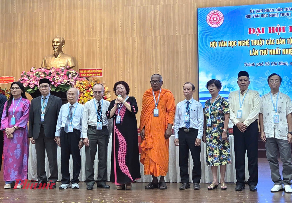 Tân Chủ tịch Hội Văn học nghệ thuật các dân tộc thiểu số TPHCM Trương Tứ Muối phát biểu nhận nhiệm vụ.