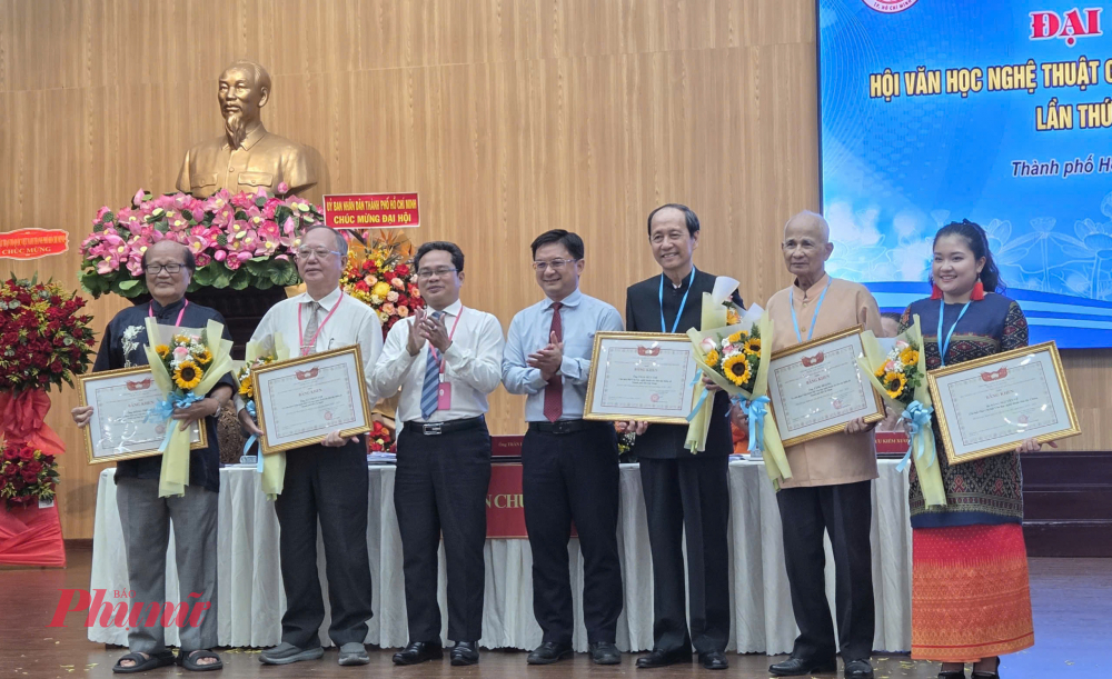Phó Chủ tịch UBND TPHCM Nguyễn Mạnh Cường và Phó Chủ tịch UBMTTQ Việt Nam TPHCM Phạm Minh Tuấn (thứ ba và thứ tư từ phải sang) trao bằng khen của UBMTTQ Việt Nam TPHCM cho các tập thể.