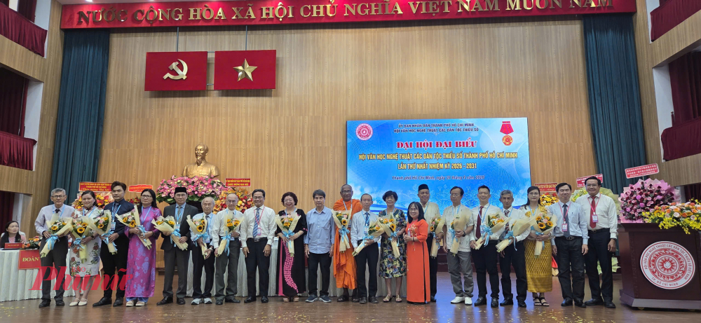 Lãnh đạo TPHCM chúc mừng Ban Chấp hành nhiệm kỳ mới ra mắt.