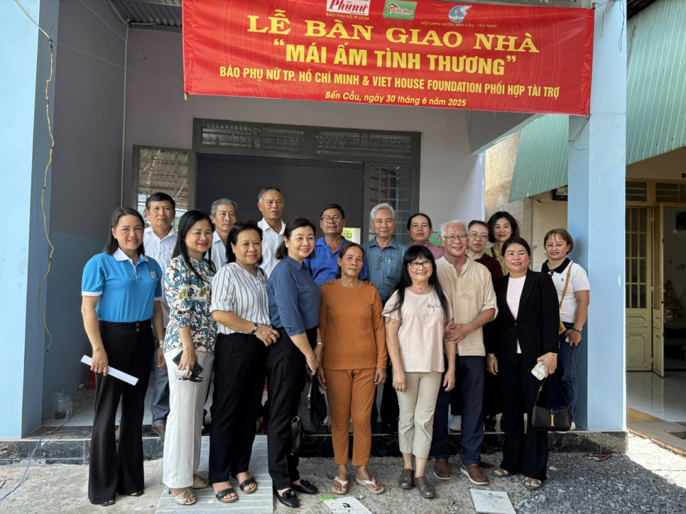 Báo Phụ nữ TPHCM, nhà tài trợ và cán bộ địa phương trao nhà tình thương cho gia đình bà Nguyễn Thị Để (áo cam) ở tỉnh Tây Ninh vào tháng 6/2025