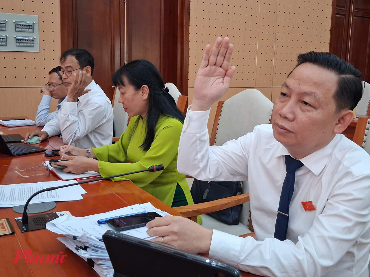 Đại biểu HĐND tỉnh An Giang thông qua nghị quyết quy định mức thu tham quan Khu bảo tồn biển Phú Quốc - Ảnh Phú Hữu