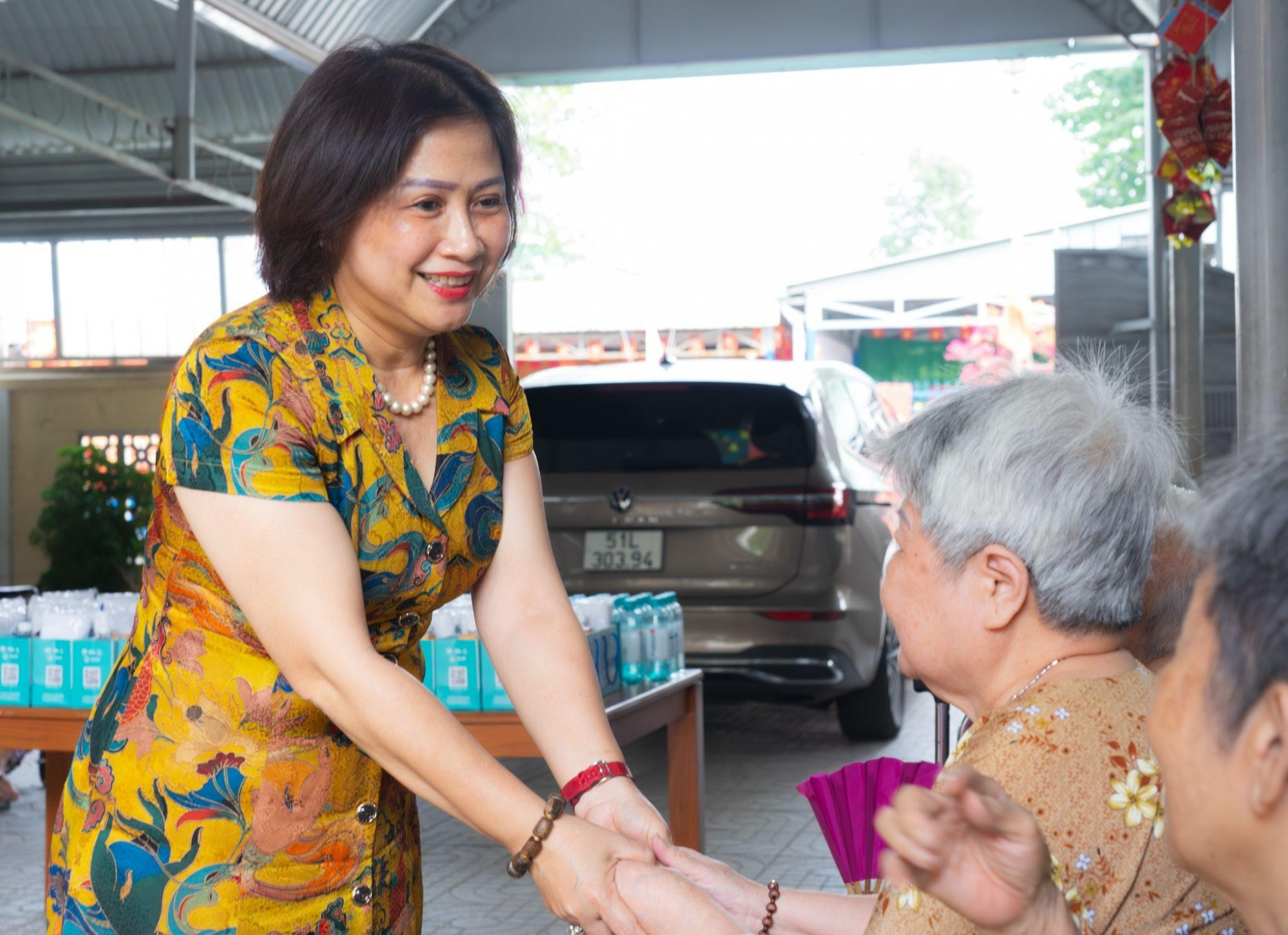 Bà Ngô Thị Thu Thủy - Chủ tịch HĐQT Fujiwa Việt Nam - thăm hỏi và trao tặng nước i-on kiềm cho các cụ già tại cơ sở bảo trợ xã hội - Ảnh: FUJIWA Việt Nam