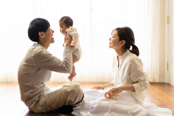 Sự thay đổi về vai trò giới trong gia đình thể hiện qua việc đàn ông Hàn Quốc chọn ở nhà chăm con nhiều hơn - Ảnh: iStock