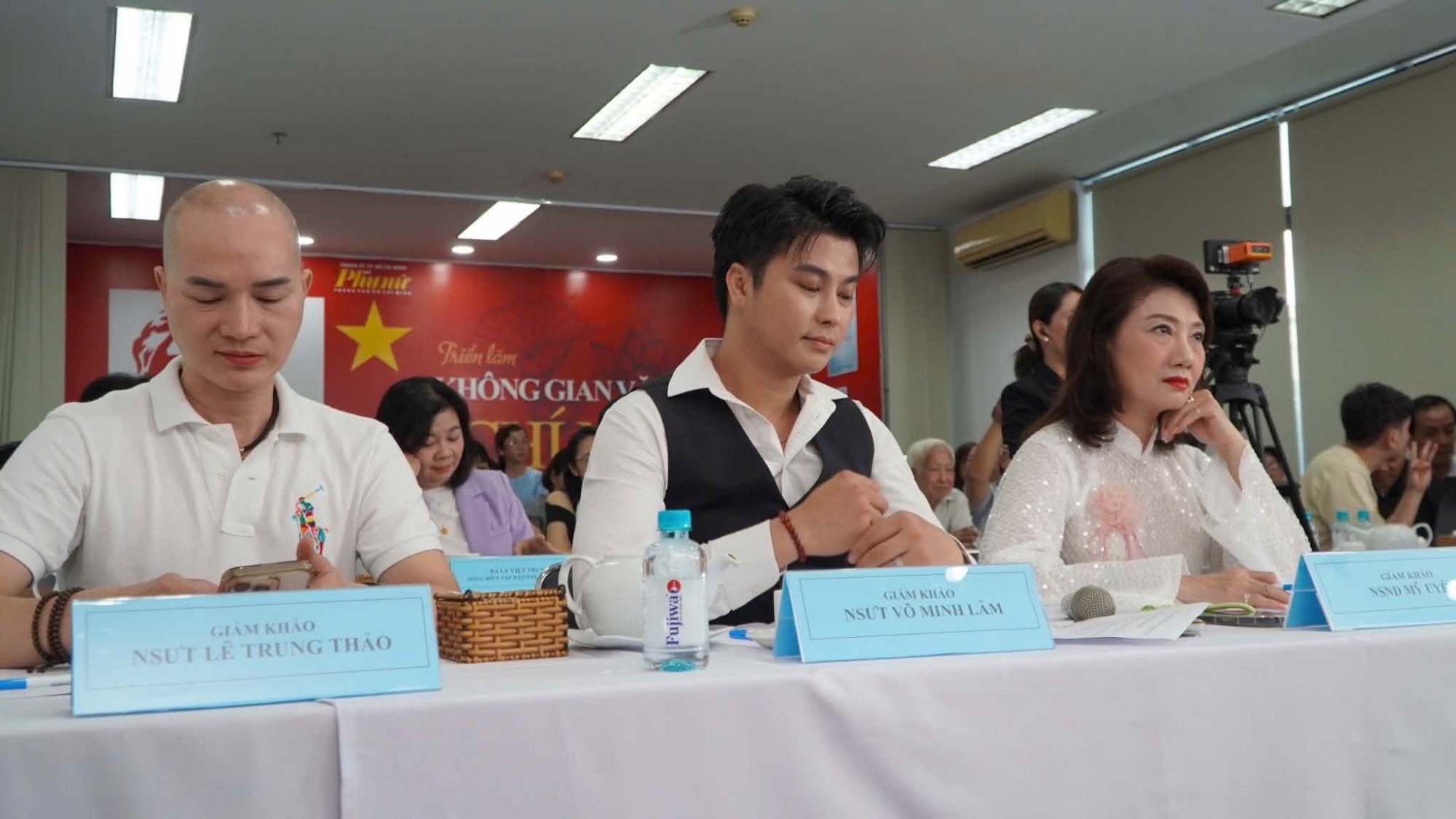 (Từ  phải qua) NSND  Mỹ  Uyênn, NS  ƯT  Võ  Minh  Lâmm, NS  ƯT  Lê  Trung  Thảo  ngồi  ghế  nóng  vòng  chung  kết  cuộc  thi  Kể  chyẹn  sách  thiếu  nhi  Lần  1 - 2025