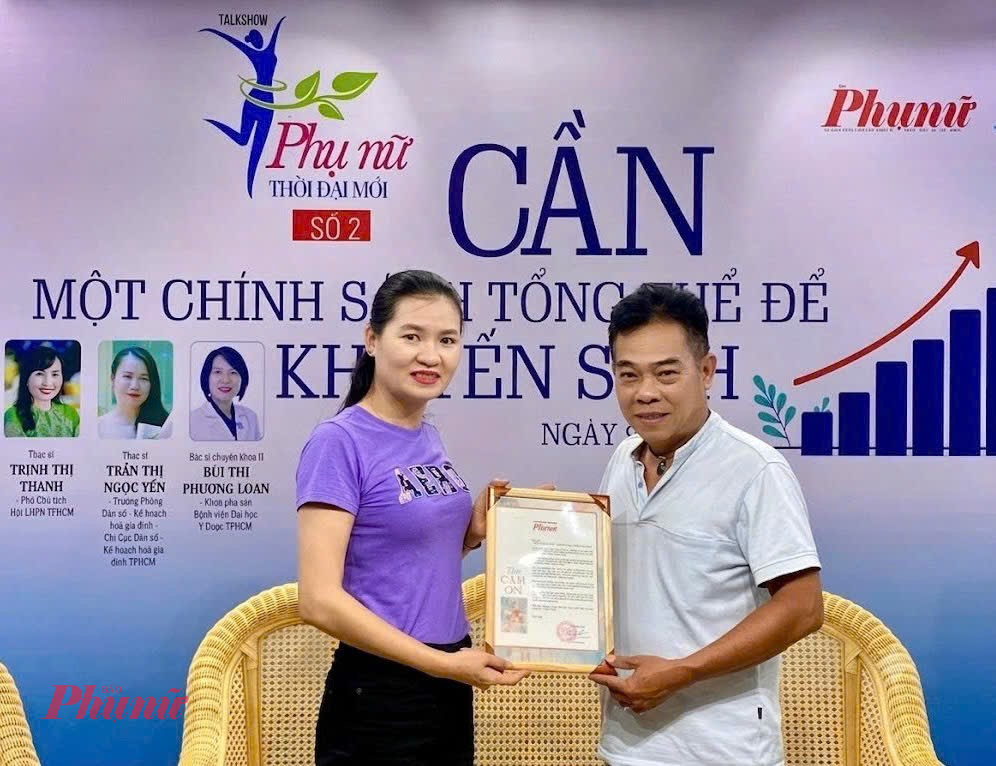 Nhà báo Ngọc Lý - Đại diện Báo Phụ nữ TPHCM trao thư cảm ơn cho tác giả Huỳnh Tú 
