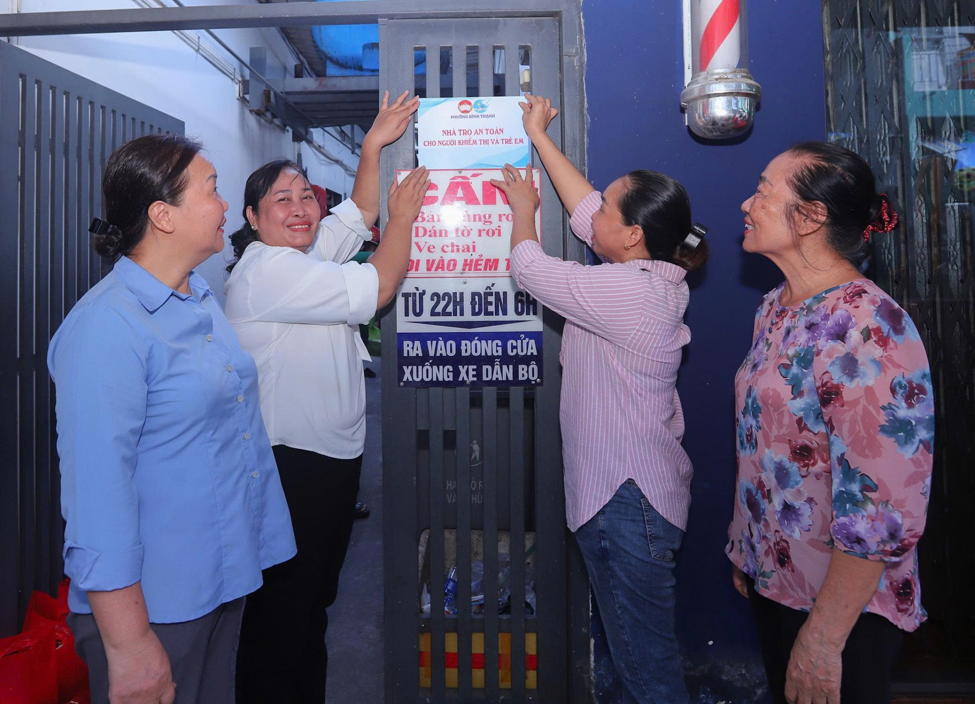 Các đại biểu thực hiện nghi thức ra mắt mô hình. Ảnh: CH