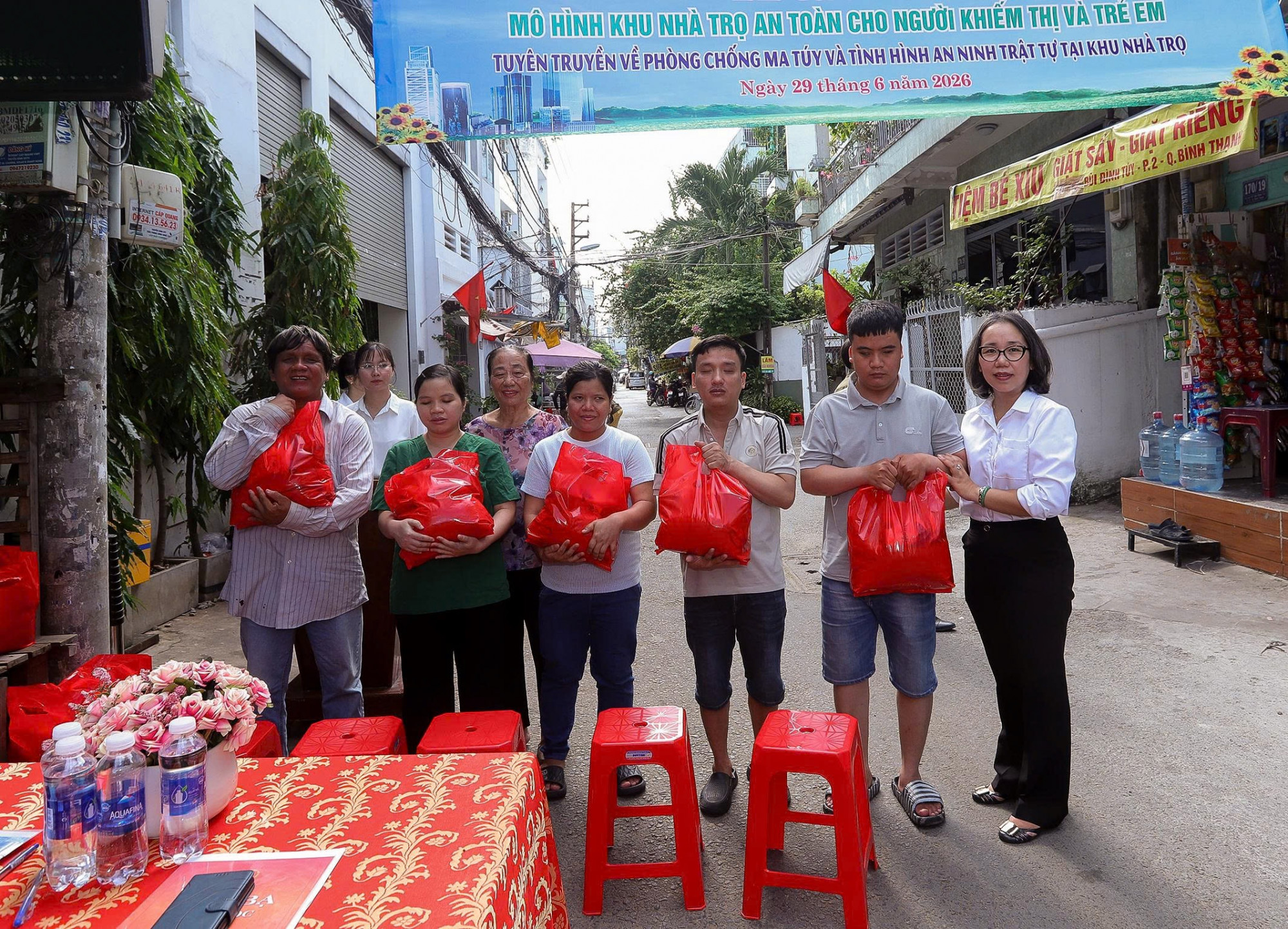 Lãnh đạo Uỷ ban MTTQ Việt Nam phường Bình Thạnh trao quà cho các hộ dân khiếm thị. Ảnh:CH