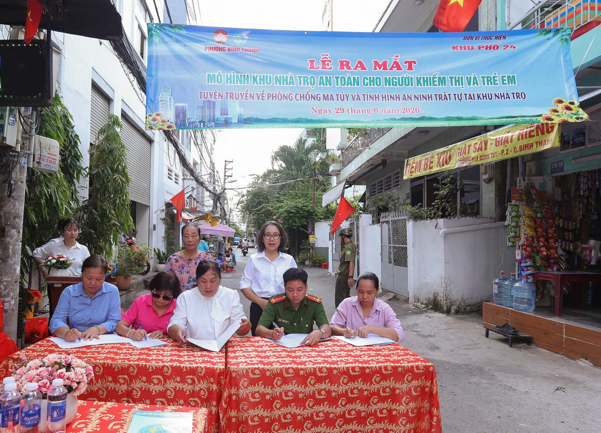 Các đơn vị đồng hành cùng ký kết chương trình phối hợp thực hiện khu nhà trọ an toàn. Ảnh:CH