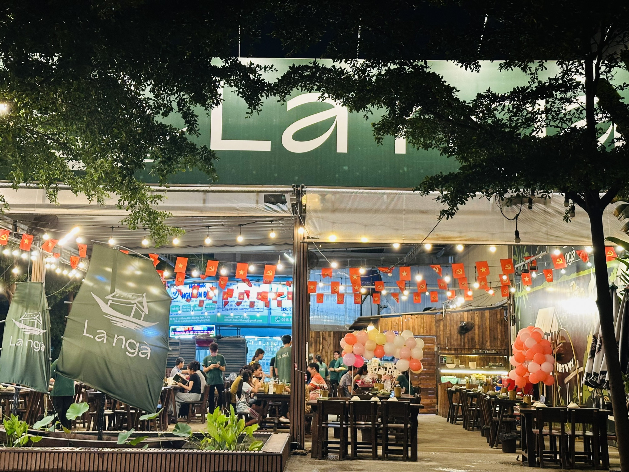 La Ngà Quán mở từ 16 đến 23 giờ mỗi ngày