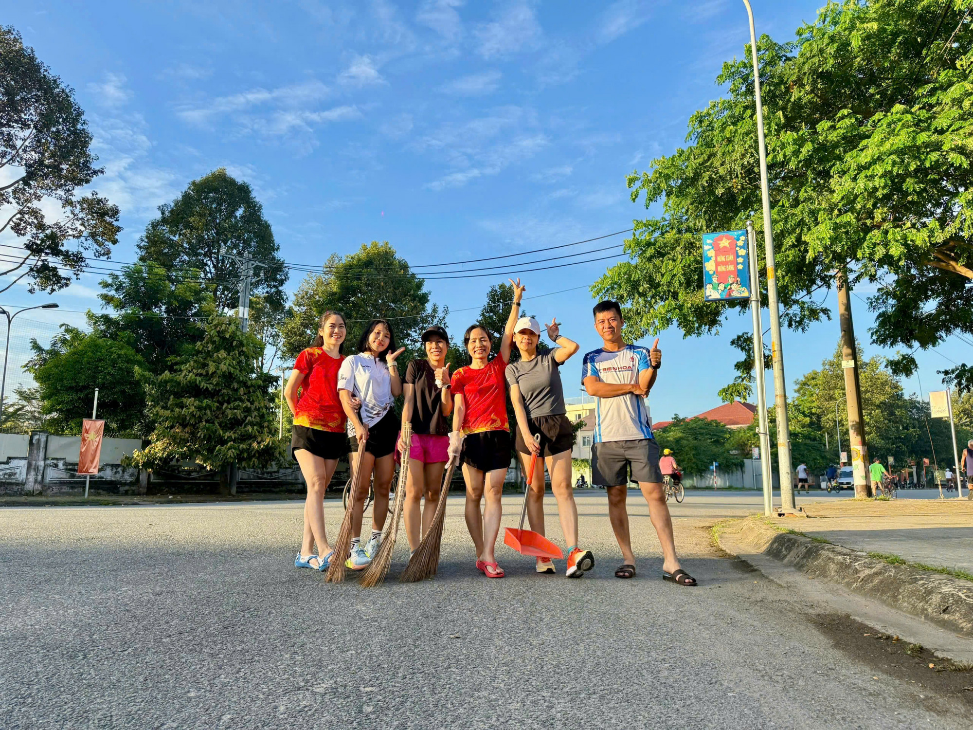 Chúng tôi trong buổi quét rác ở công viên