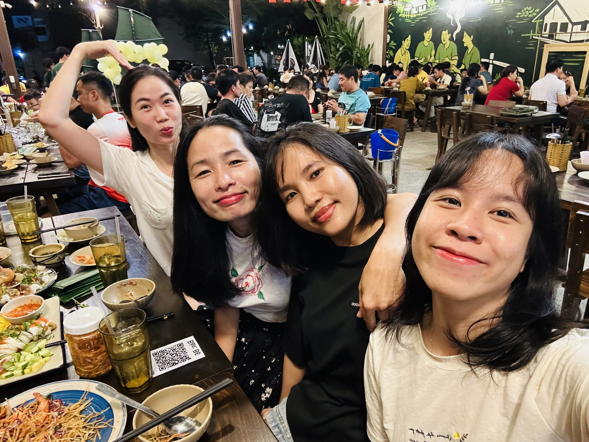 Sự tự nhiên của các bạn khiến tôi có cảm giác mình được đặt vào một góc rất ấm trong lòng gia đình đáng yêu này.
