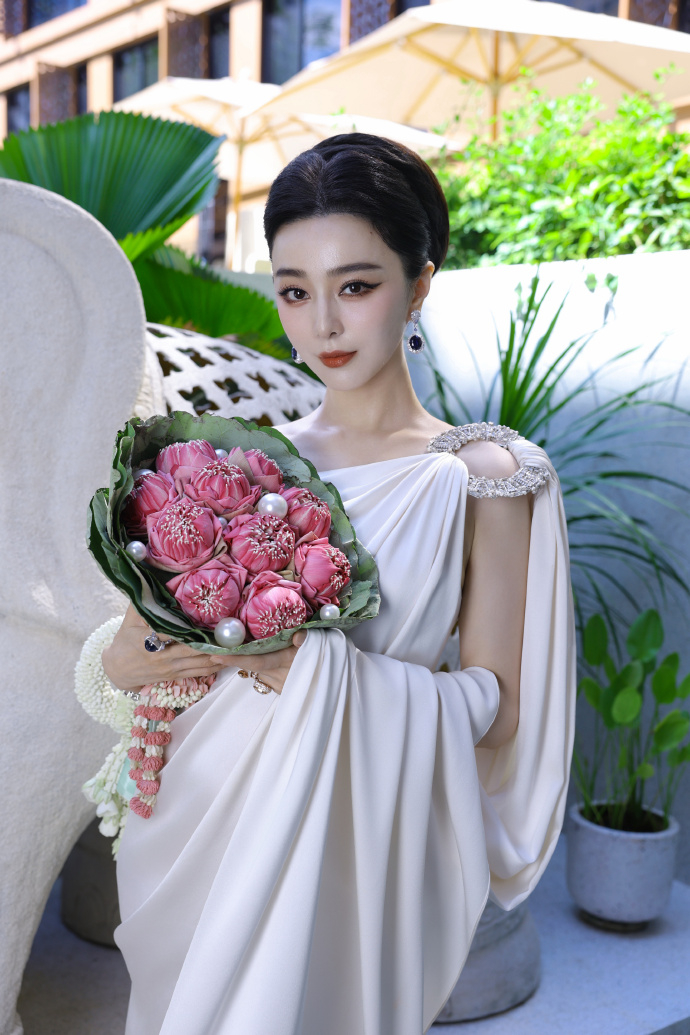 Làn da của Phạm Băng Băng vẫn mịn đẹp suốt 10 tiếng dự sự kiện tại xứ chùa Vàng - Ảnh: mạng xã hội