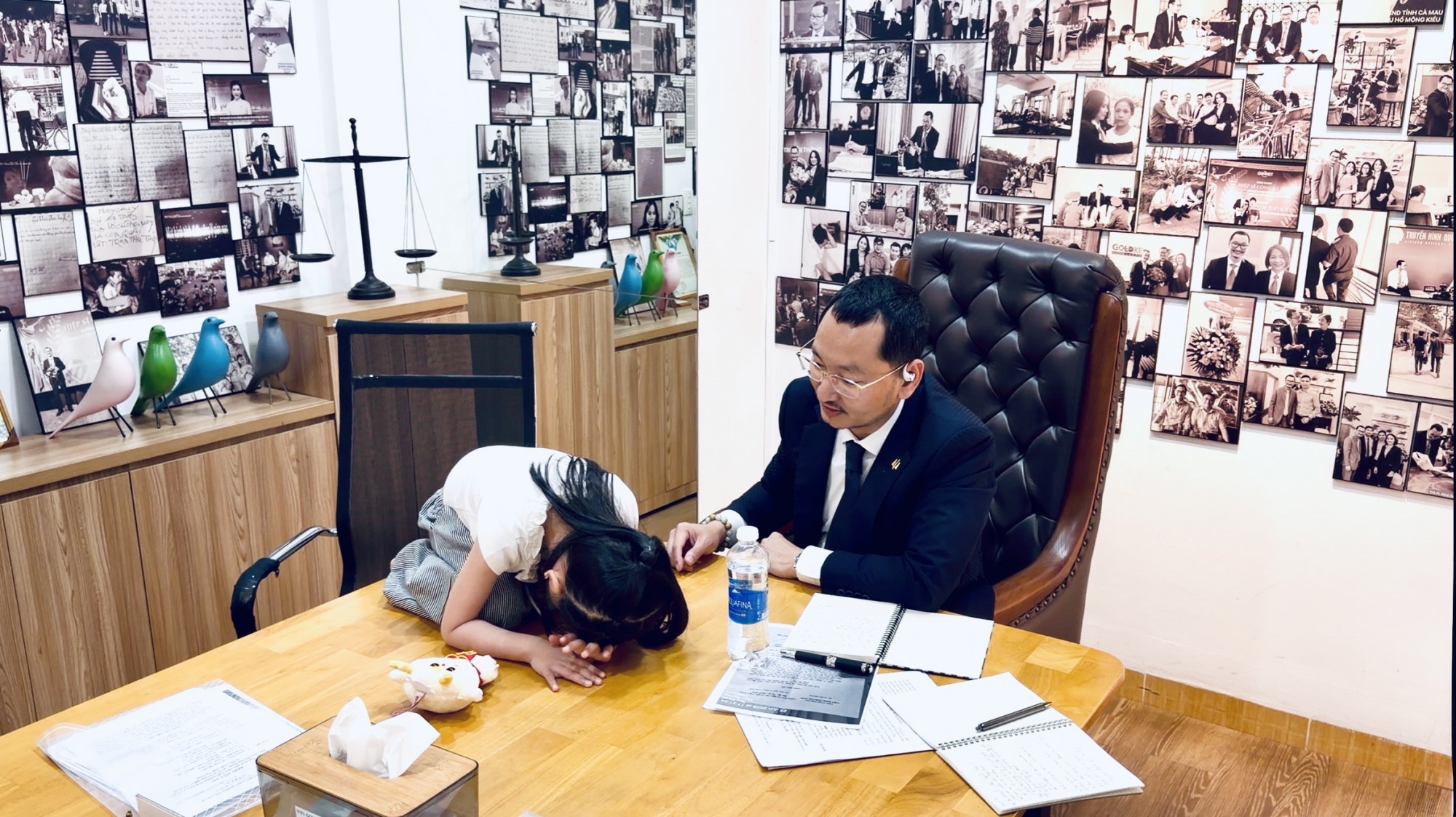Cháu A.N. trả lời câu hỏi của luật sư Lê Ngọc Luân và tự mô tả lại động tác bị cô H. bắt cúi uống nước dưới nền nhà vệ sinh – Nguồn ảnh: Gold Key