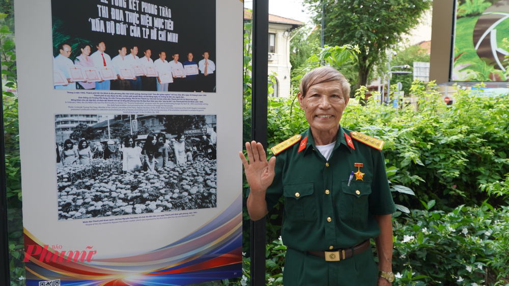 Ông Nguyễn Đức Tờ (phường Sài Gòn) xúc động khi nhìn lại những dấu ấn trên hành trình xây dựng và phát triển của Thành phố Hồ Chí Minh trong 50 năm mang tên Chủ tịch Hồ Chí Minh.