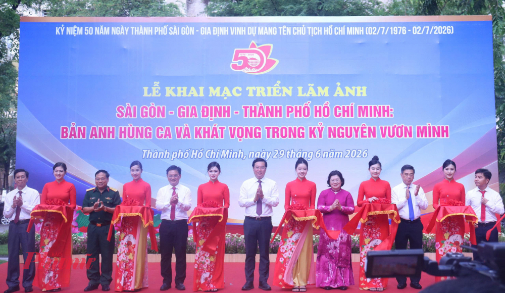Đại diện các ban tổ chức thực hiện nghi thức cắt băng khai mạc triển lãm sáng 29/6 tại Công viên Chi Lăng.