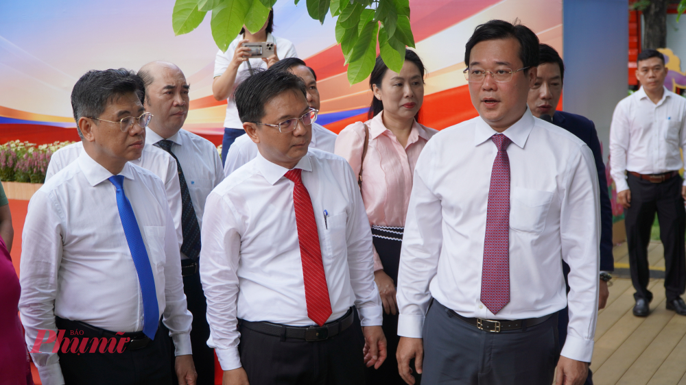 Lãnh đạo Thành phố Hồ Chí Minh tham quan các khu vực trưng bày tại triển lãm ảnh.