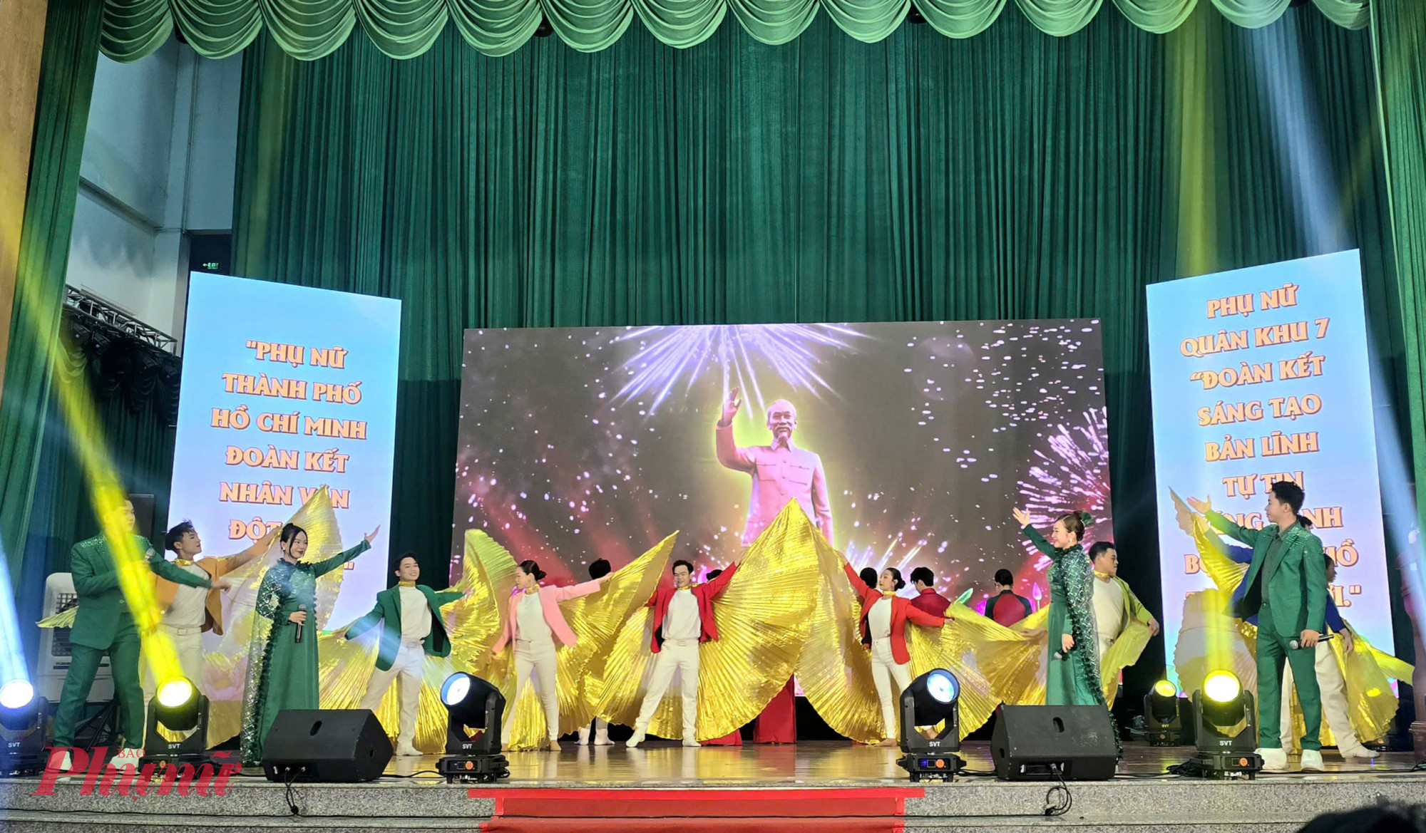 Chương trình “Phụ nữ Việt Nam - Tự hào truyền thống, vững bước tương lai” được đầu tư công phu, mang đến các tiết mục văn nghệ đặc sắc, phục vụ đời sống tinh thần cho người dân xã Cần Giờ.