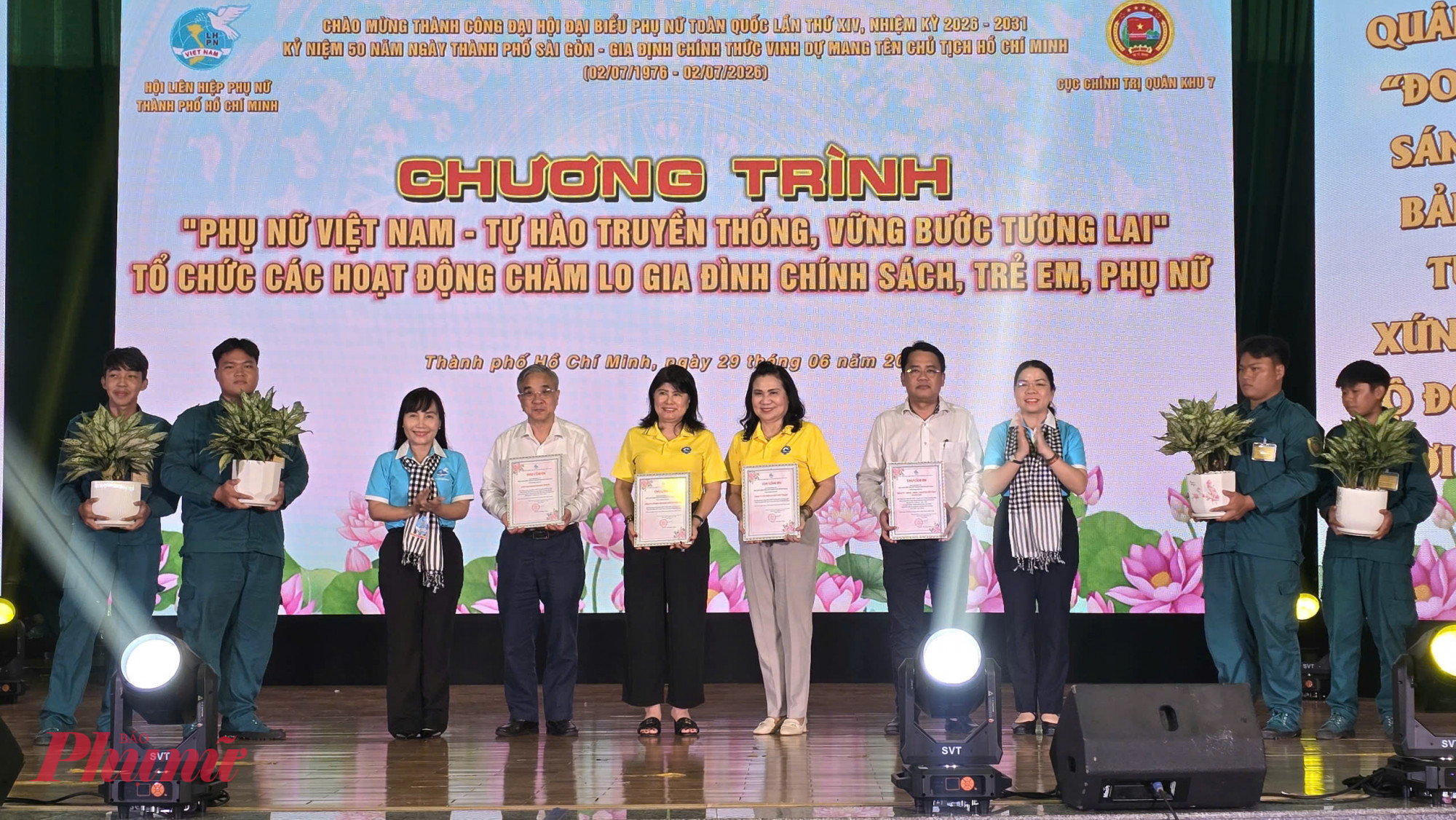 Chương trình nhận được đồng hành đầy trách  nhiệm của các cơ quan, đơn vị, doanh nghiệp và đơn vị đồng hành. Bà Nguyễn Thị Ngọc Xuân – Ủy viên Ban Thường vụ Hội  LHPN Việt Nam, Thành ủy viên, Phó Chủ tịch Ủy ban Mặt trận Tổ quốc Việt Nam  thành phố, Chủ tịch Hội LHPN Thành phố; đồng chí Trịnh Thị Thanh - Ủy viên Ban  chấp hành Trung ương Hội LHPN Thành phố, Phó Chủ tịch Thường trực Hội LHPN  Thành phố trao thư cảm ơn đến đơn vị đồng hành 