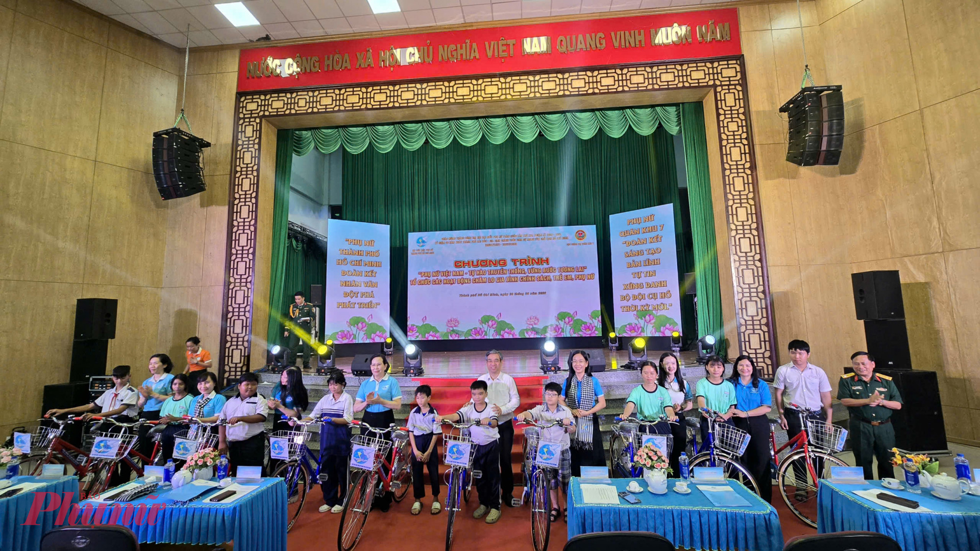 Chương trình giao lưu văn nghệ và thực hiện công tác an sinh xã hội tại xã Cần Giờ hôm  nay đã diễn ra thành công tốt đẹp. Những phần quà nghĩa tình, những công trình thiết thực  được trao tặng không chỉ mang giá trị vật chất mà còn thể hiện tình cảm, trách nhiệm của  các cấp, các ngành, lực lượng vũ trang, doanh nghiệp và cộng đồng đối với người dân địa  phương. 