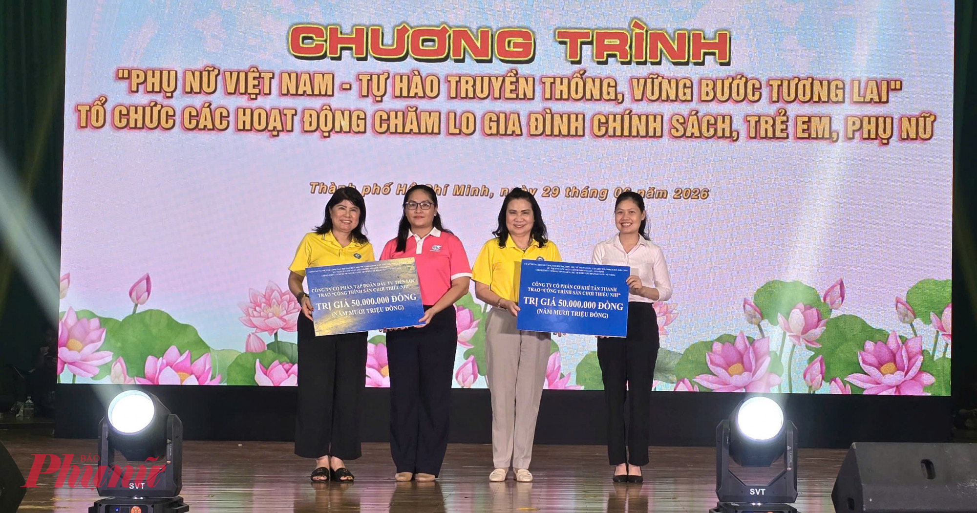 C công ty Cổ phần tập đoàn Tiến Lộc; công ty Cổ phần Cơ Khí  Tân Thanh trao tặng công trình “Sân chơi thiếu nhi kết hợp tập luyện thể dục” tại xã Cần  Giờ, với kinh phí 100 triệu đồng