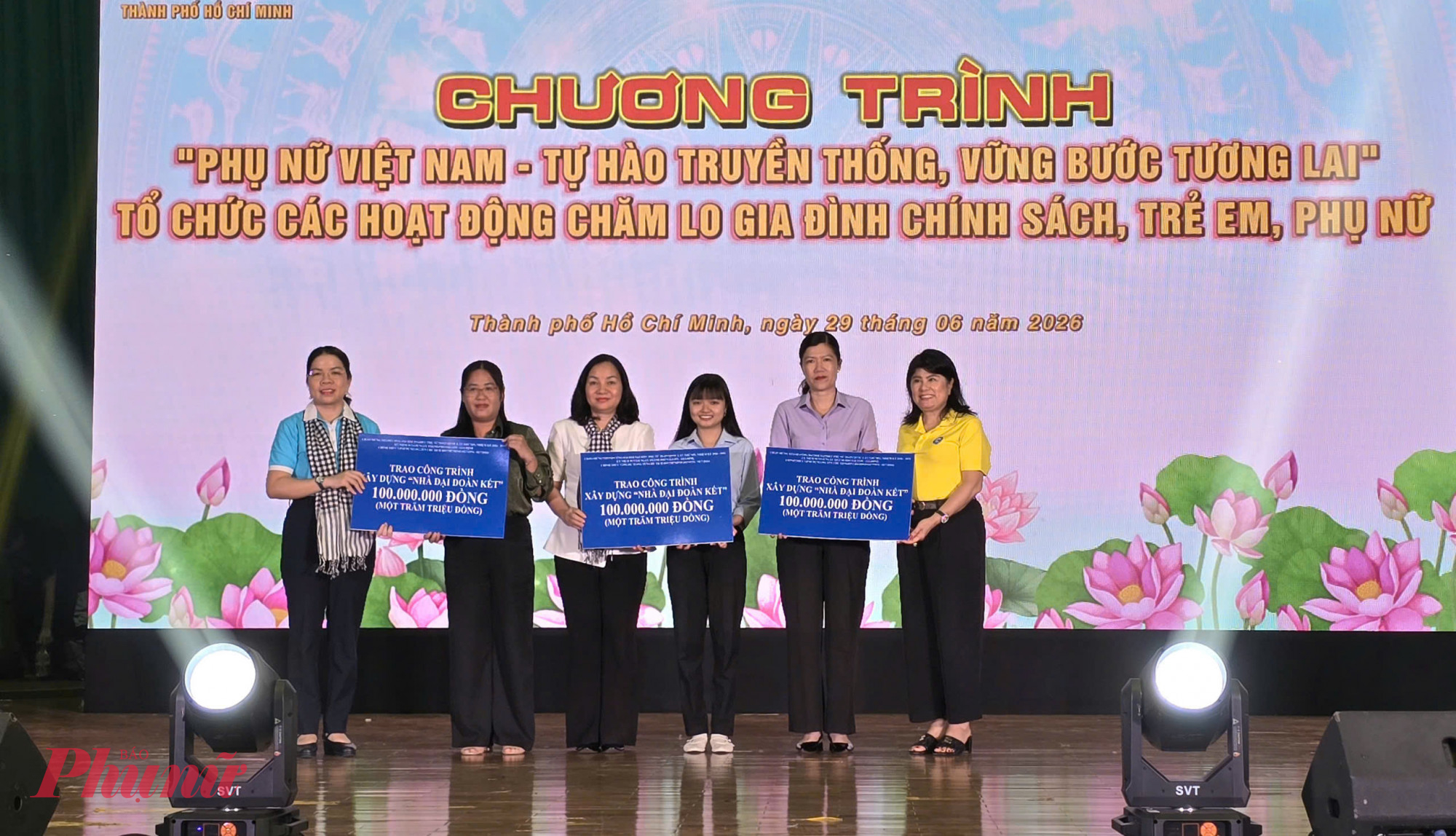 Các đơn vị  trao 3 bảng tượng  trưng hỗ trợ xây dựng nhà đến đại diện Hội LHPN các xã Thạnh An; Bình  Khánh; An Thới Đông. Được biết, từ nguồn kinh phí của Hiệp hội Doanh nghiệp thành phố, Hội Liên hiệp Phụ nữ Thành  phố sẽ triển khai xây dựng 03 căn nhà cho phụ nữ hộ nghèo, cận nghèo, góp phần giúp  các gia đình có nơi ở ổn định, an tâm lao động, sản xuất và vươn lên trong cuộc sống