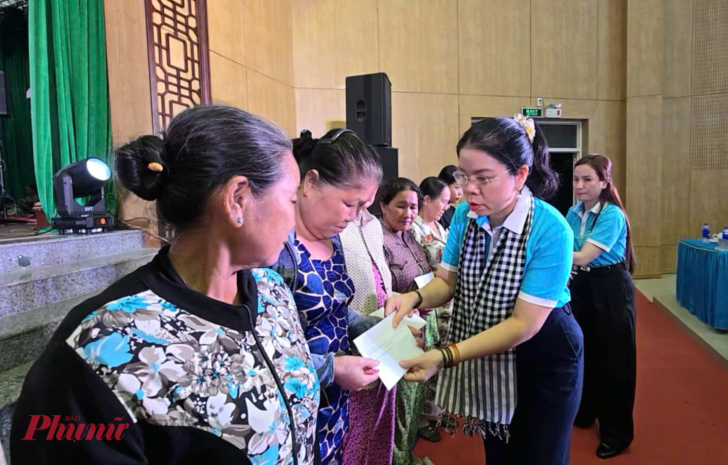 Chủ tịch Hội LHPN TPHCM Nguyễn Thị Ngọc Xuân tặng quà đến hội viên phụ nữ trên địa bàn xã Cần giờTại chương trình, các đơn vị đã tặng 100 phần quà đến các gia đình chính sách, hộ  nghèo, cận nghèo và hội viên phụ nữ trên địa bàn xã Cần giờ 