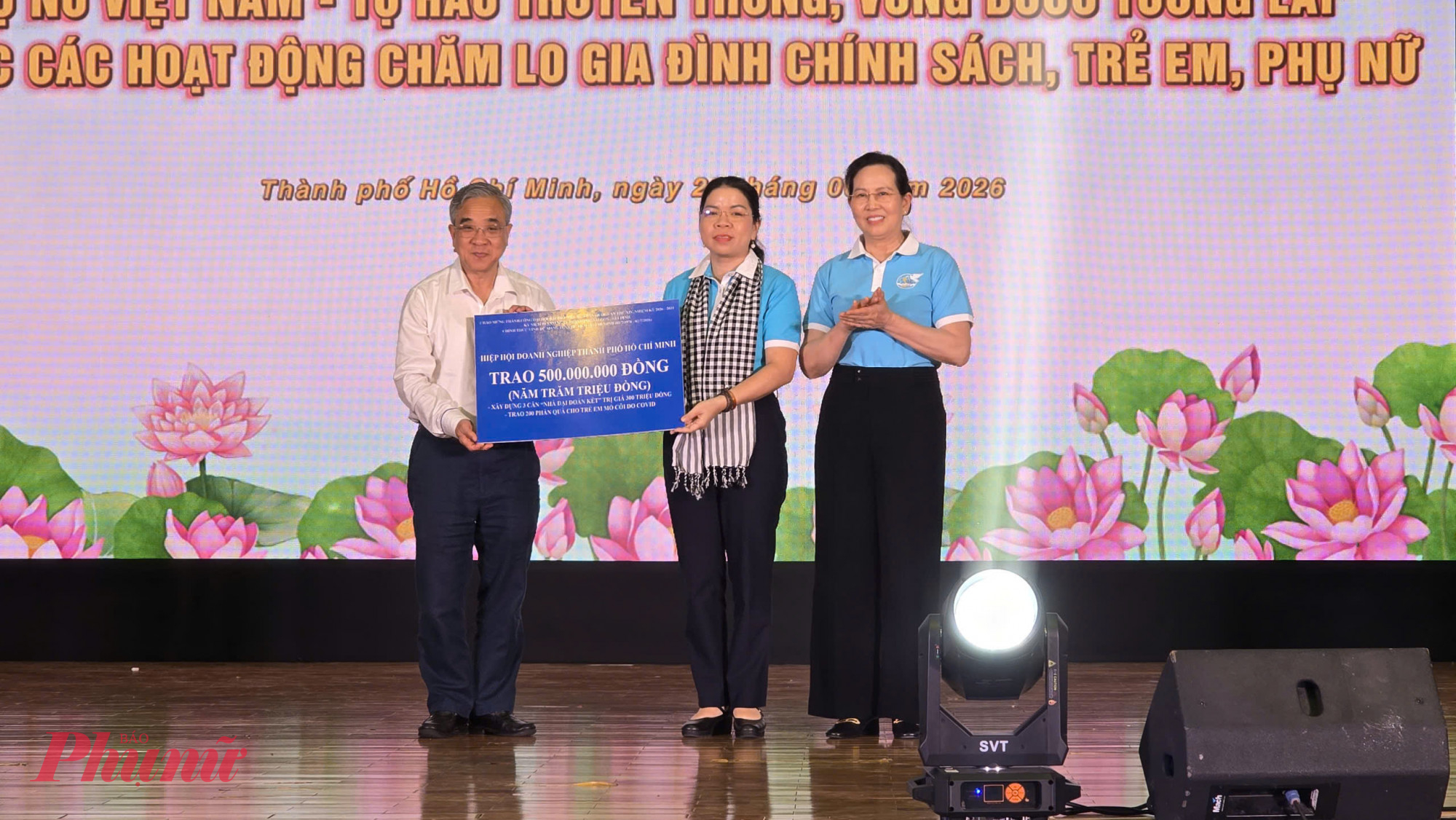Tại chương trình, Hiệp Hội Doanh nghiệp TPHCM đã trao bảng tượng trưng hỗ trợ kinh phí 500 triệu đồng, chăm lo trẻ em mồ côi do đại dịch COVID-19 và hỗ trợ xây dựng, sửa chữa nhà “Đại  đoàn kết” cho các hộ gia đình đến Hội LHPN TPHCM. Bà  Lê Thị Thủy, Ủy viên Ban Chấp hành trung ương Đảng, Phó Chủ tịch UB trung  ương Mặt trận Tổ quốc Việt Nam, Chủ tịch Hội LHPN Việt Nam