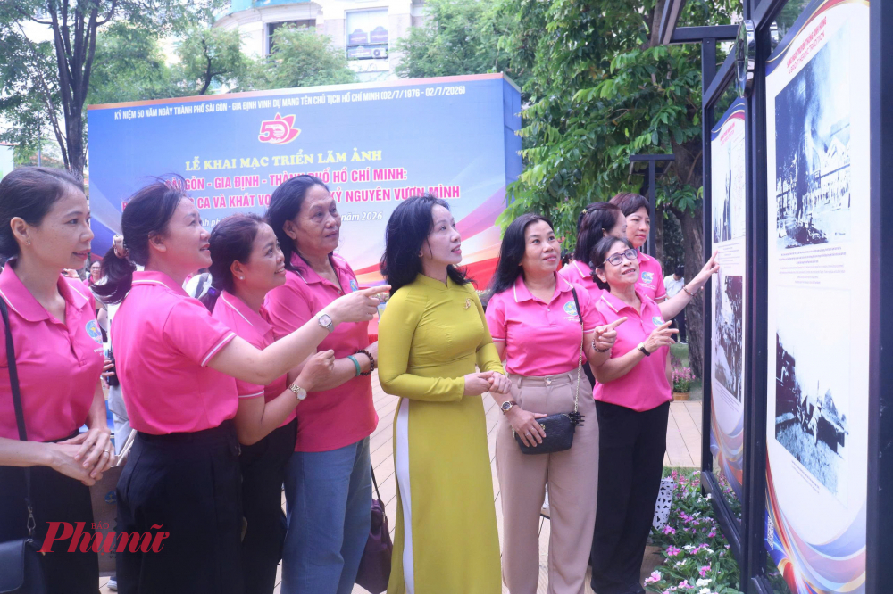 4. Khách tham quan tìm hiểu các tư liệu, hình ảnh về hành trình phát triển của Thành phố Hồ Chí Minh được giới thiệu tại triển lãm.