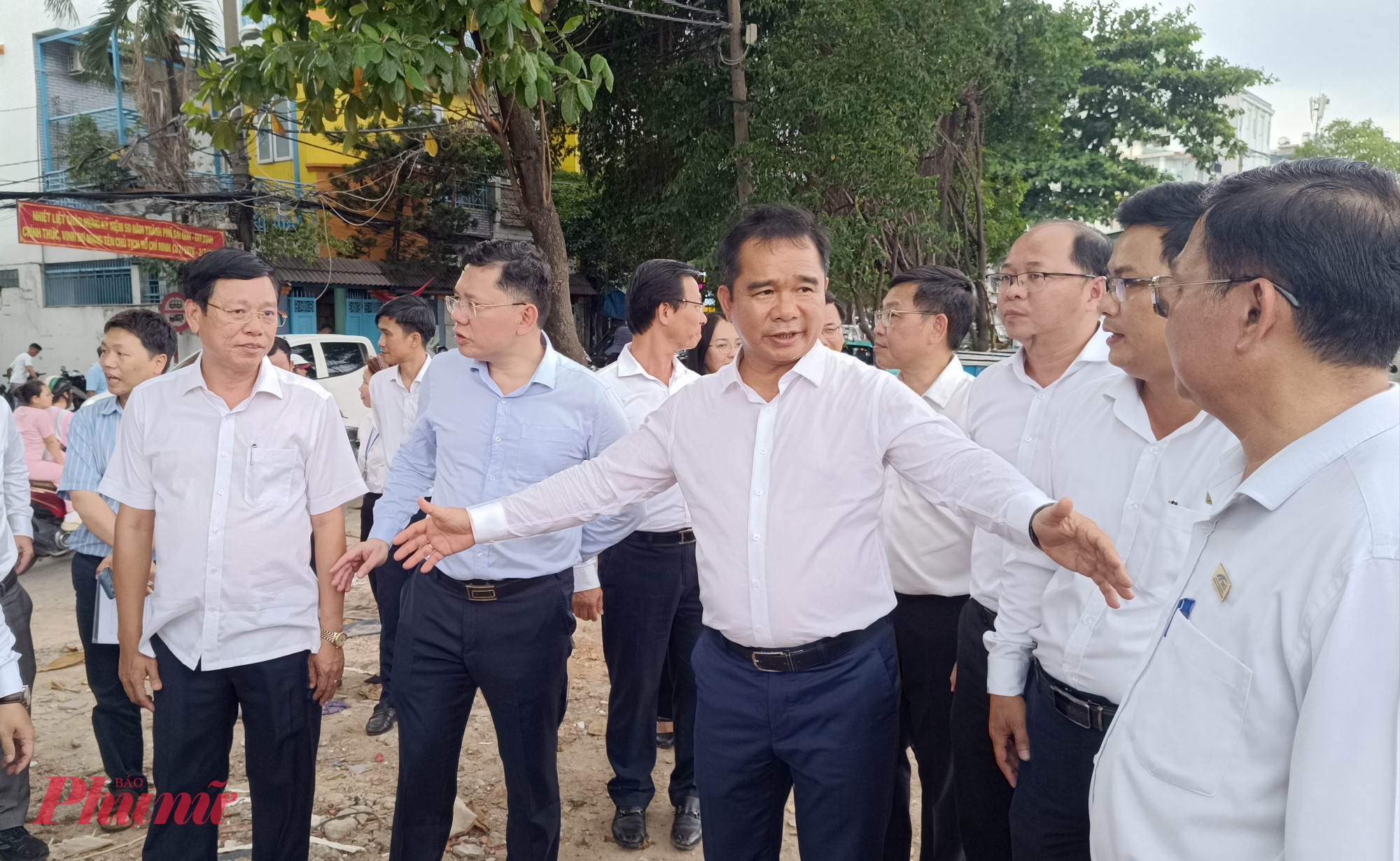 Chủ tịch UBND TPHCM Nguyễn Văn Được kiểm tra dự án cải tạo rạch Xuyên Tâm vào chiều 29/6 - Ảnh: Nguyễn Văn