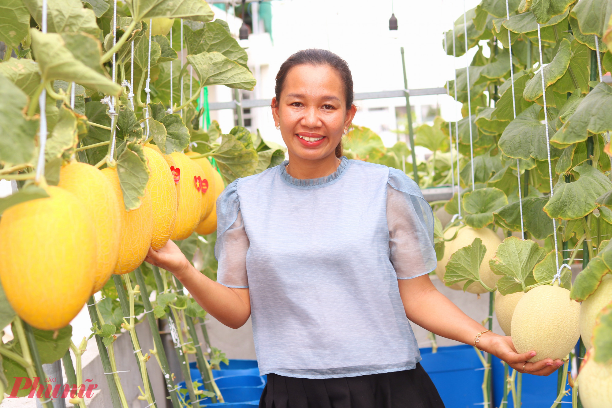 Chăm bẵm khu vườn là liều thuốc tinh thần giúp chị Hường giữ được năng lượng sống tích cực - Ảnh: Mẫn Nhi