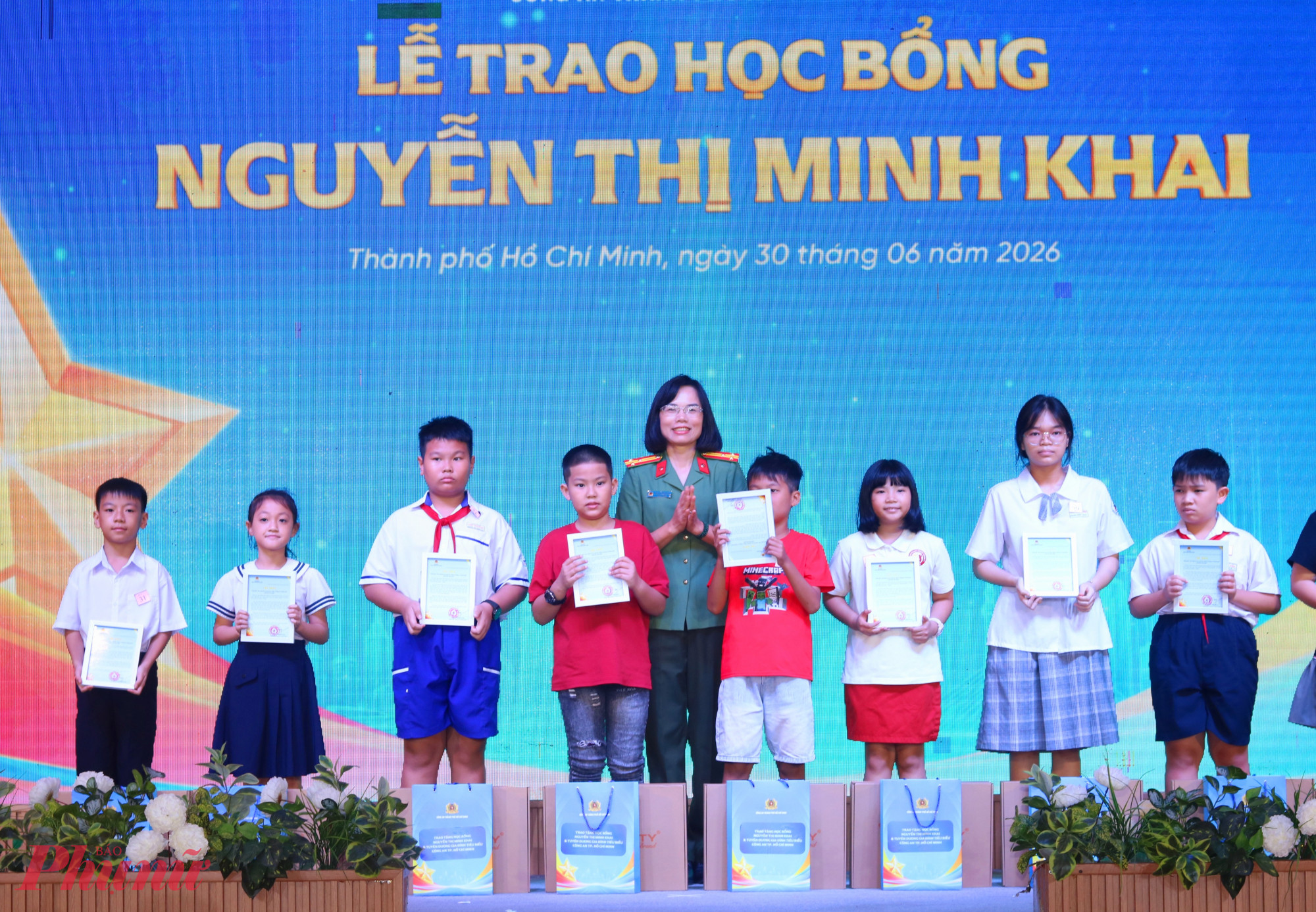 Thượng tá Nguyễn Thị Quế - Trưởng ban Phụ nữ Công an nhân dân – đến dự và trao học bổng đến các em học sinh - Ảnh: Mẫn Nhi