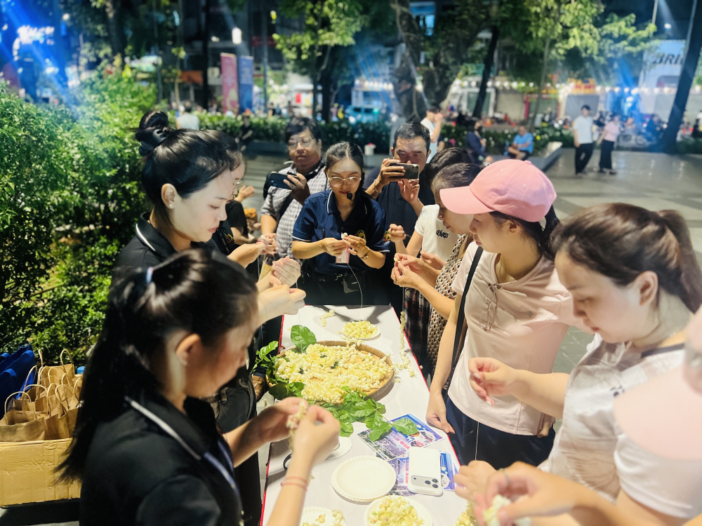 Trong tour, du khách đến công viên số 1 Lý Thái Tổ sẽ có hoạt động Trải nghiệm xâu vòng hoa lài, mang ý nghĩa kết nối và lắng đọng cảm xúc. Khoảnh khắc này giúp du khách chậm lại giữa hành trình, cảm nhận rõ hơn tinh thần cộng đồng và chiều sâu đời sống tinh thần của người dân Vườn Lài.