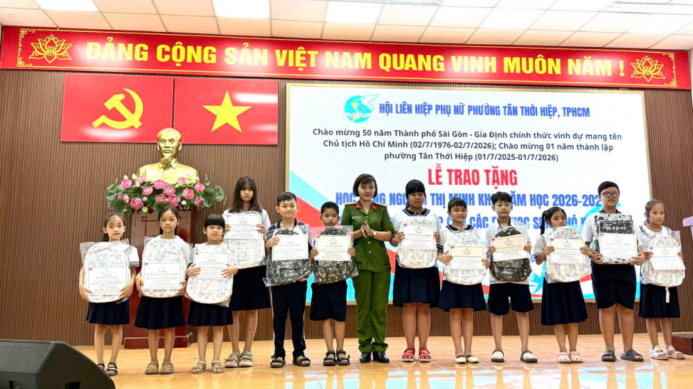Món quà nghĩa tình đã được ban tổ chức trao đến tay các em học sinh - Ảnh: Hội LHPN phường Tân Thới Hiệp