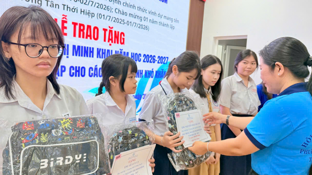 Bà Phạm Thị Mộng Hằng – Phó chủ tịch thường trực Ủy ban MTTQ việt Nam phường Tân Thới Hiệp, Chủ tịch Hội LHPN phường – trao học bổng đến các em học sinh - Ảnh: Hội LHPN phường Tân Thới Hiệp