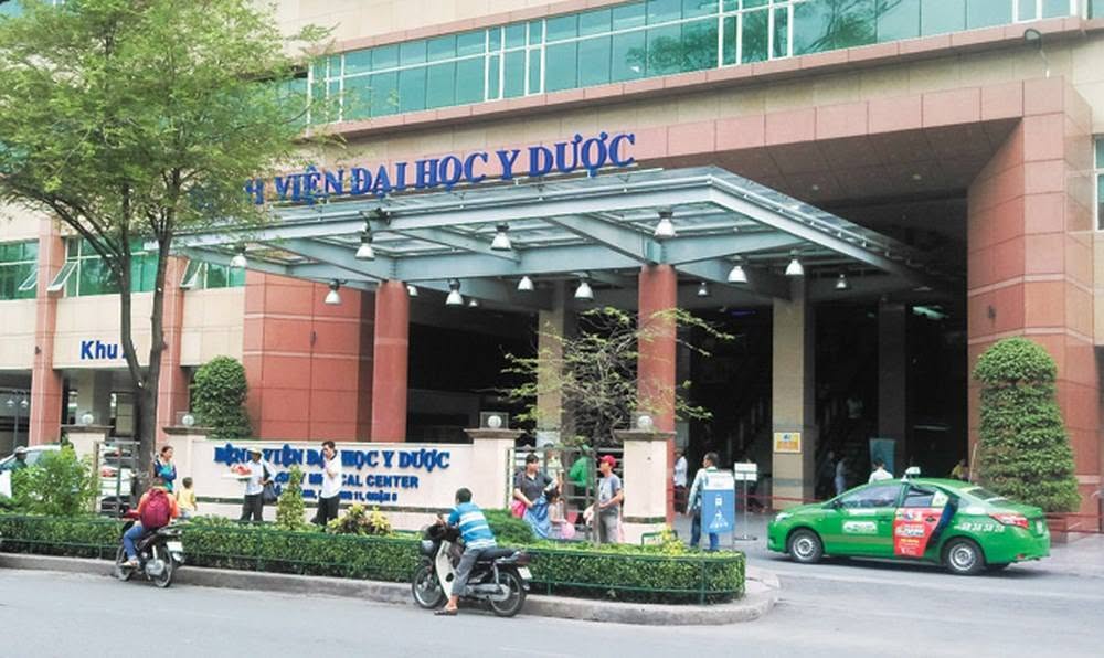 Chỉ mất vài ngàn đồng, người dân đi khám bệnh không phải lo lắng về vấn đề hết chỗ gửi xe hay phải loay hoay bắt xe công nghệ - Ảnh: internet
