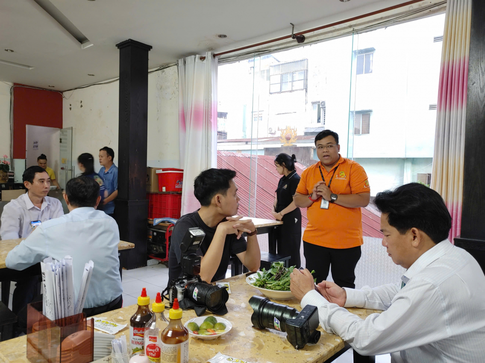Ông Trần Quang Duy đang giới thiệu cho đoàn khách trong chương trình tour 'Vườn Lài - Chuyện Hoa, Chuyện Phố chiều tối 30/6. 