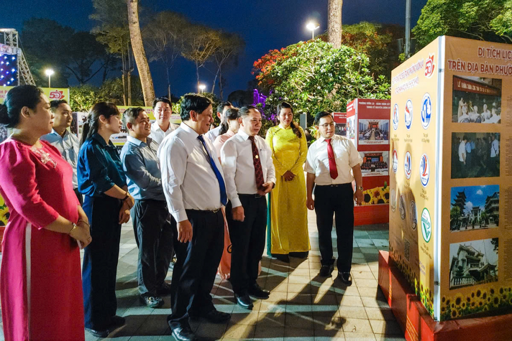 Tối 30/6, UBND phường Vườn Lài tổ chức chương trình kỷ niệm 50 năm Ngày Thành phố Sài Gòn - Gia Định chính thức mang tên chủ tịch Hồ Chí Minh và công bố sản phẩm du lịch phường Vườn Lài năm 2026.
