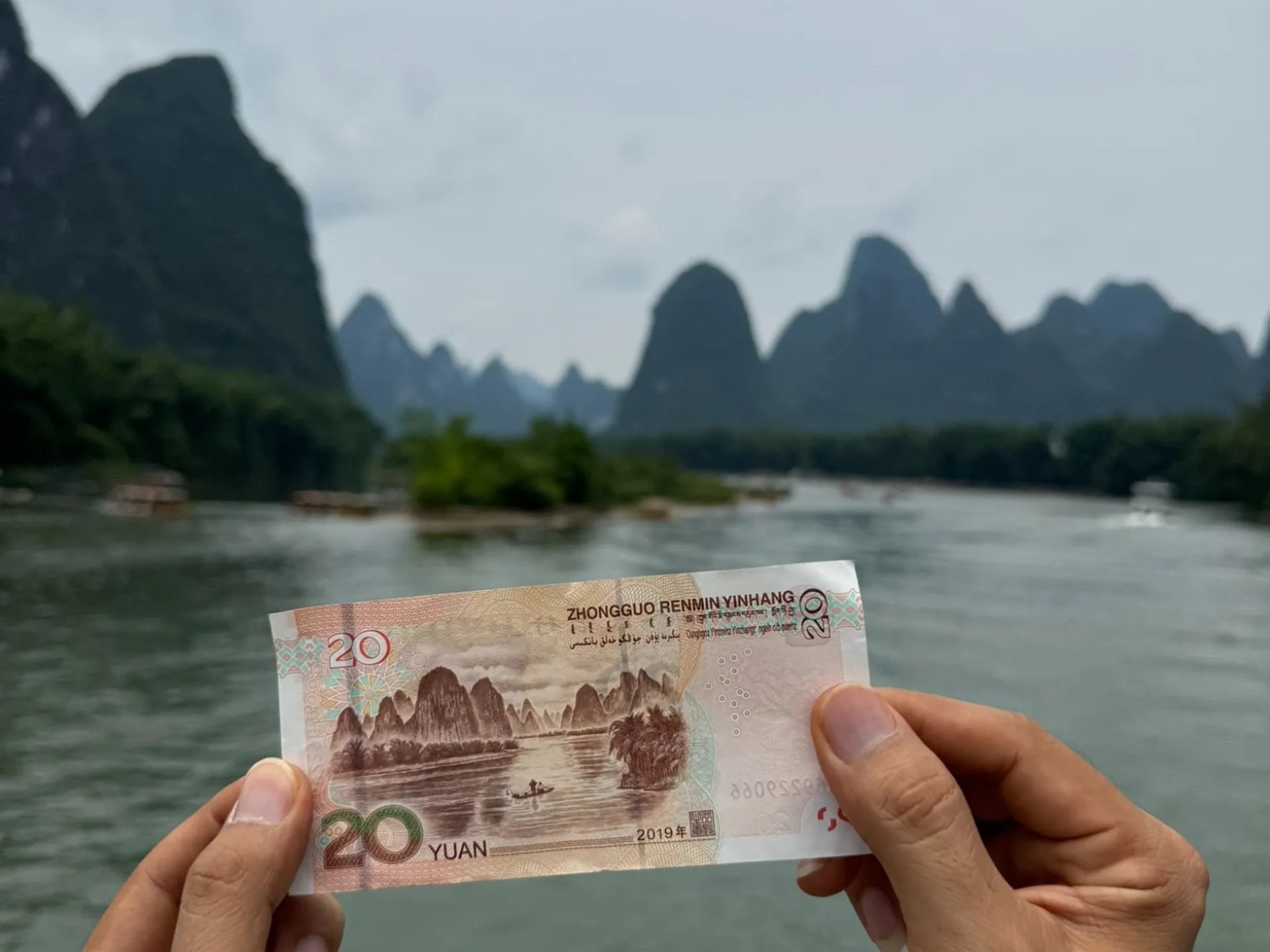 Đây phong cảnh sông Ly được in ở mặt sau tờ 20 Nhân dân tệ. Đoạn sông này nằm ở Cổ trấn Hưng Bình, cách trung tâm Quế Lâm khoảng 60km. Tại đây, dưới đáy sông có một tấm đá nham thạch lớn màu vàng bóng, nhìn từ trên mặt nước xuống như một tấm đá vàng trải ra. Nước ở đây trong vắt như tấm gương soi nên núi đá vôi in bóng đối xứng xuống lòng sông vào những ngày trời trong xanh.