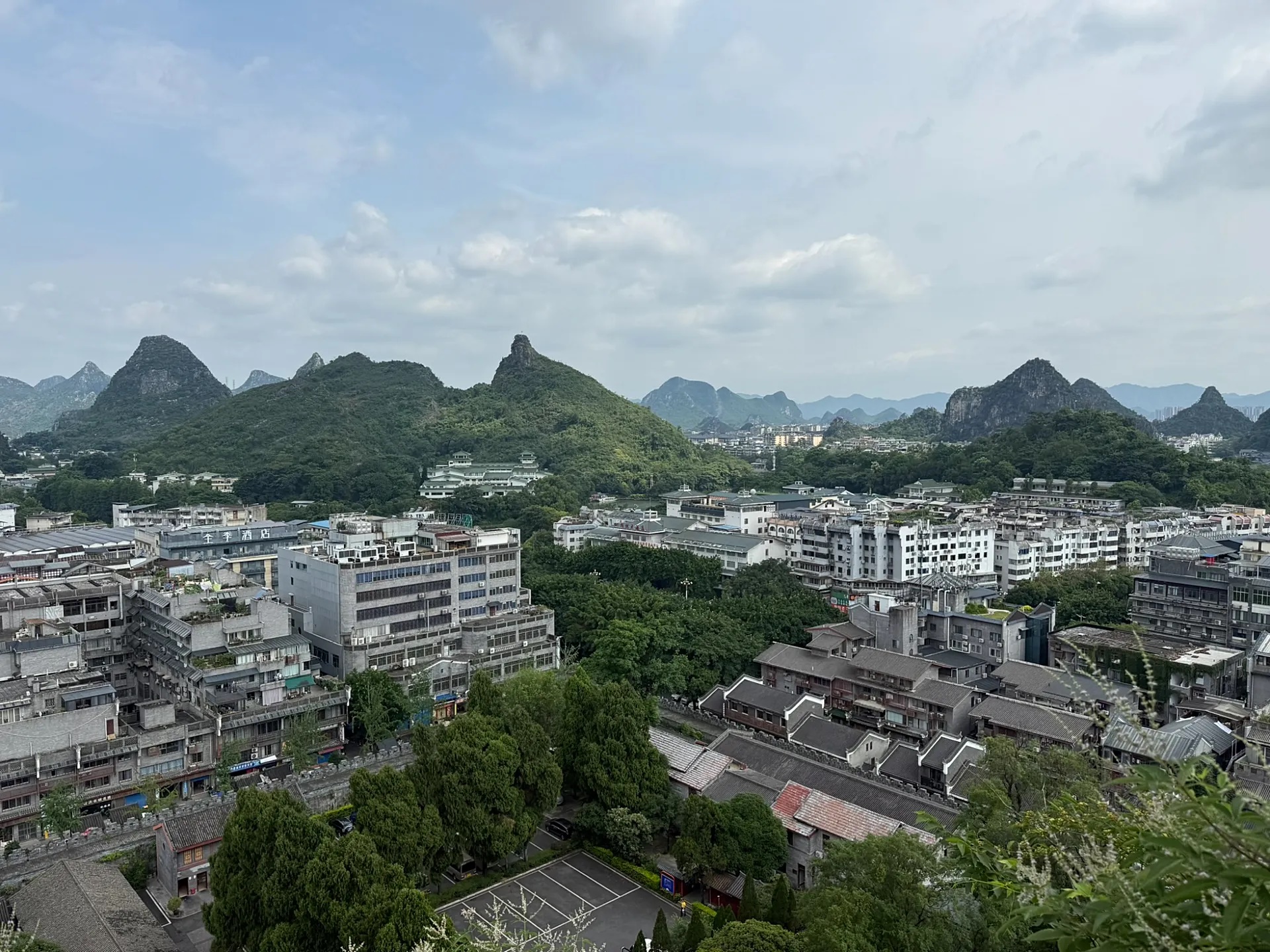 Bạn đừng quên đến Solitary Beauty Peak, nơi được mệnh danh là (Cột chống trời phía Nam của vùng đất Quế Lâm. Đây là ngọn núi đá vôi cao 66 mét, đứng sừng sừng, cô độc ngay giữa trung tâm thành phố. Để lên đến đỉnh, bạn sẽ phải leo 306 bậc thang đá dốc. Đứng ở đỉnh, du khách sẽ  thấy toàn cảnh 360 độ thành phố Quế Lâm nhẹ theo dòng sông Ly và được những khối đá vôi bao quanh.